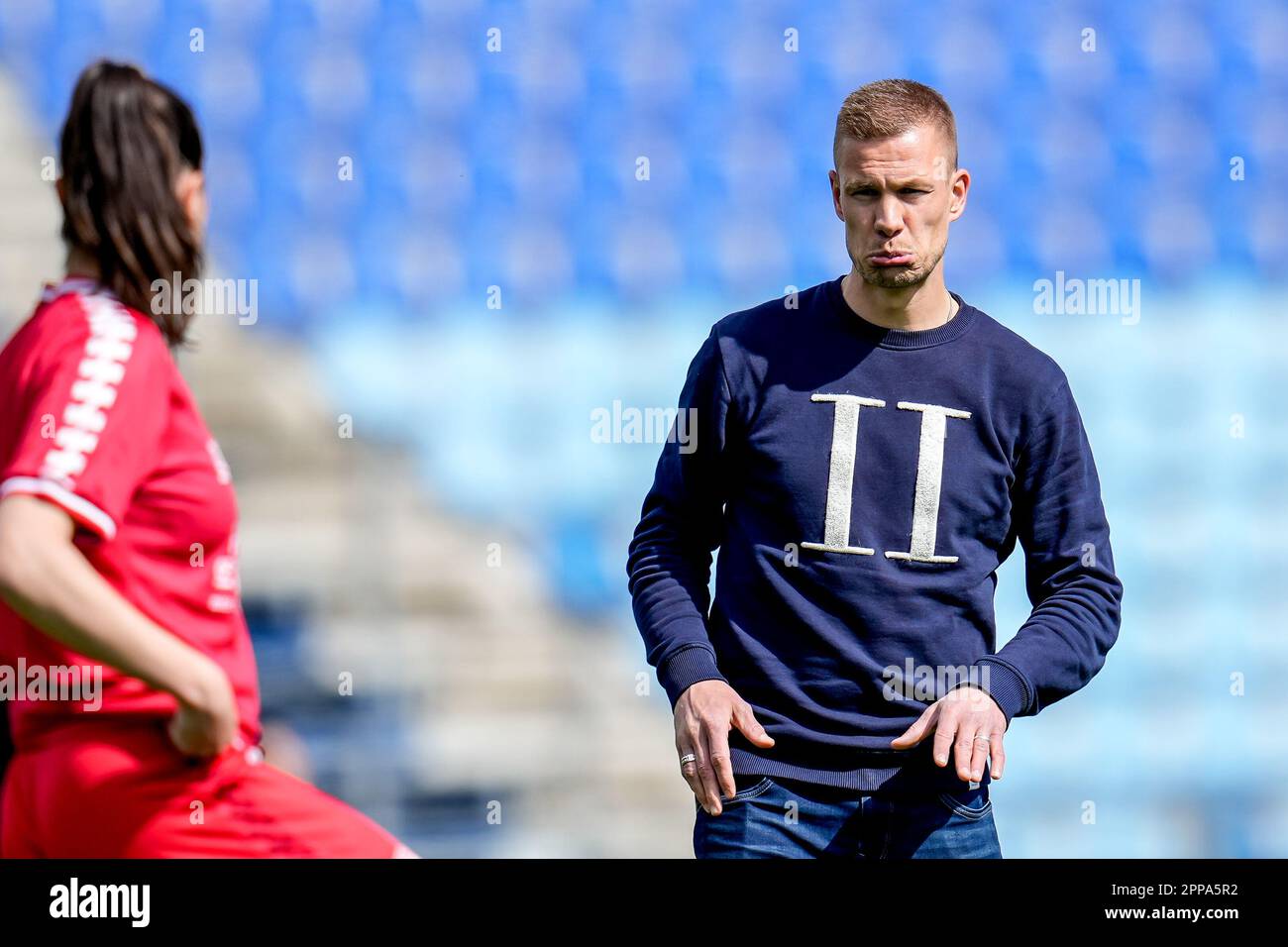 Zwolle, Niederlande. 23. April 2023. ZWOLLE, NIEDERLANDE - APRIL 23: Cheftrainer Joran Pot vom FC Twente reagiert während des Spiels Azerion Eredivisie Vrouwen zwischen PEC Zwolle und FC Twente am 23. April 2023 im MAC³ PARK Stadion in Zwolle, Niederlande (Foto von Pieter van der Woude/Orange Pictures). Guthaben: Orange Pics BV/Alamy Live News Stockfoto