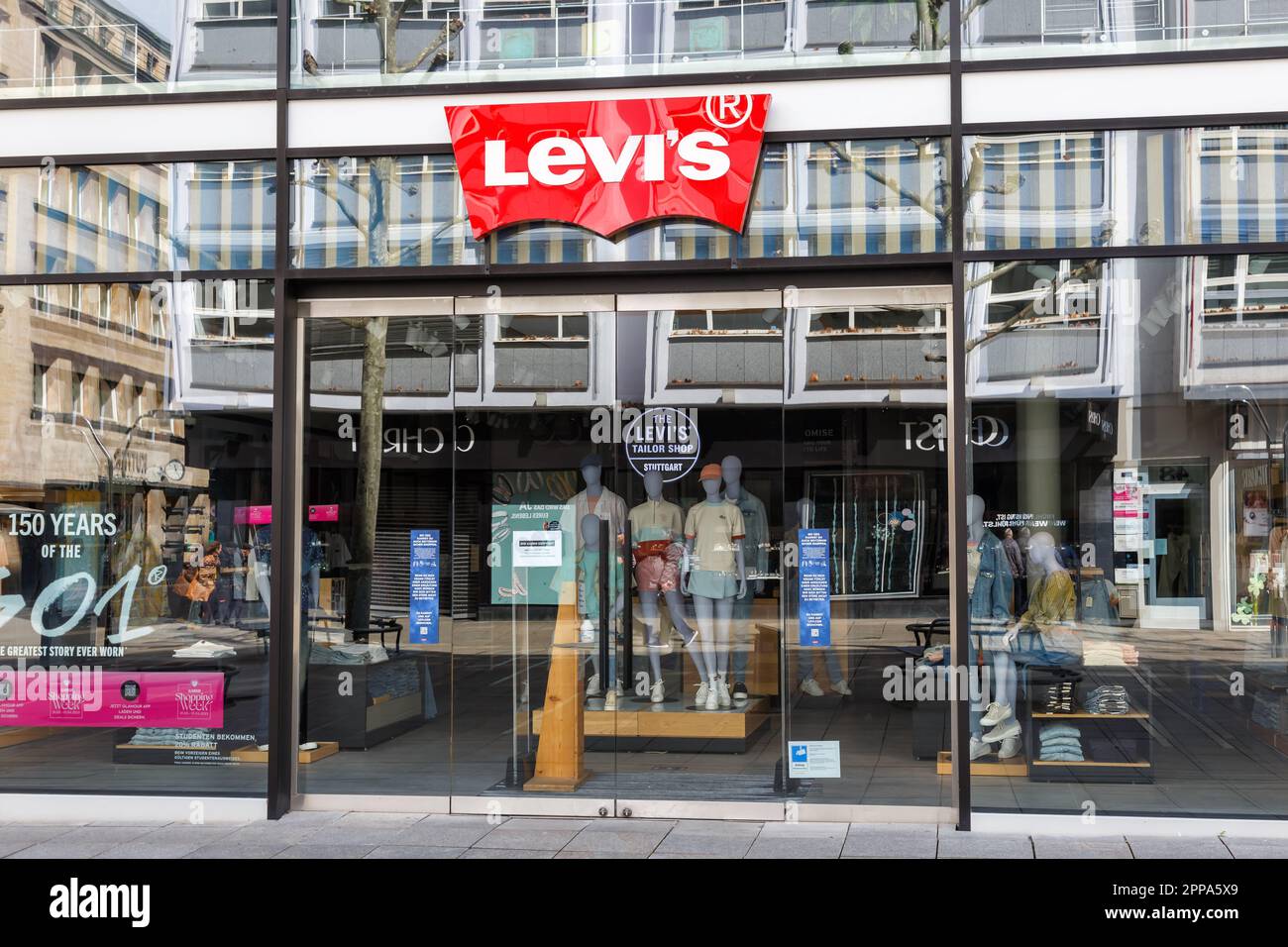 Stuttgart - 10. April 2023: Levi's Markengeschäft mit Logo-Einzelhandel in Stuttgart. Stockfoto