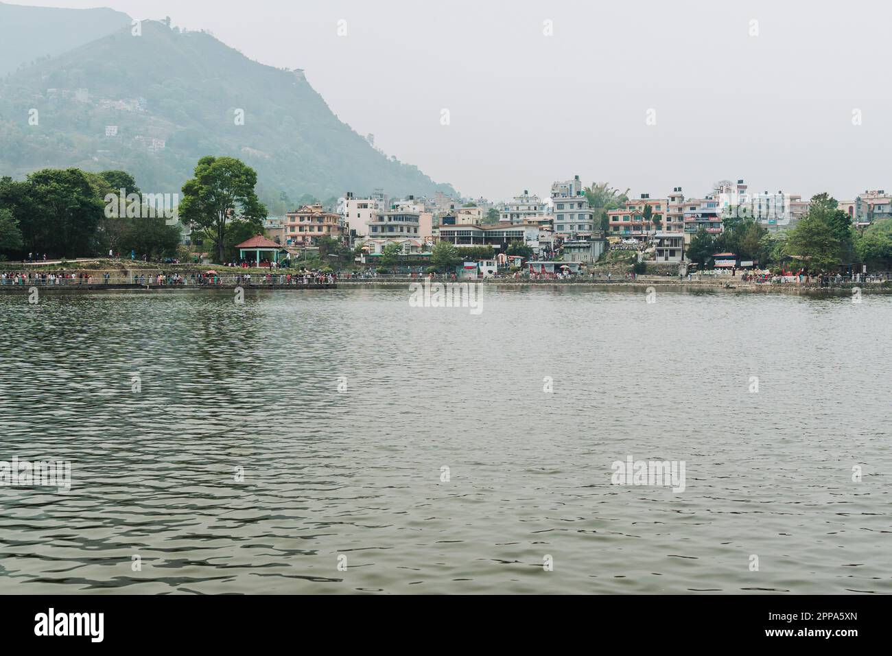 KRITIPUR, NEPAL - 14. April 2023: Blick auf den Taudaha-See in Kritipur bei kathmandu. Heute ist es einer der beliebtesten Orte für Touristen Stockfoto