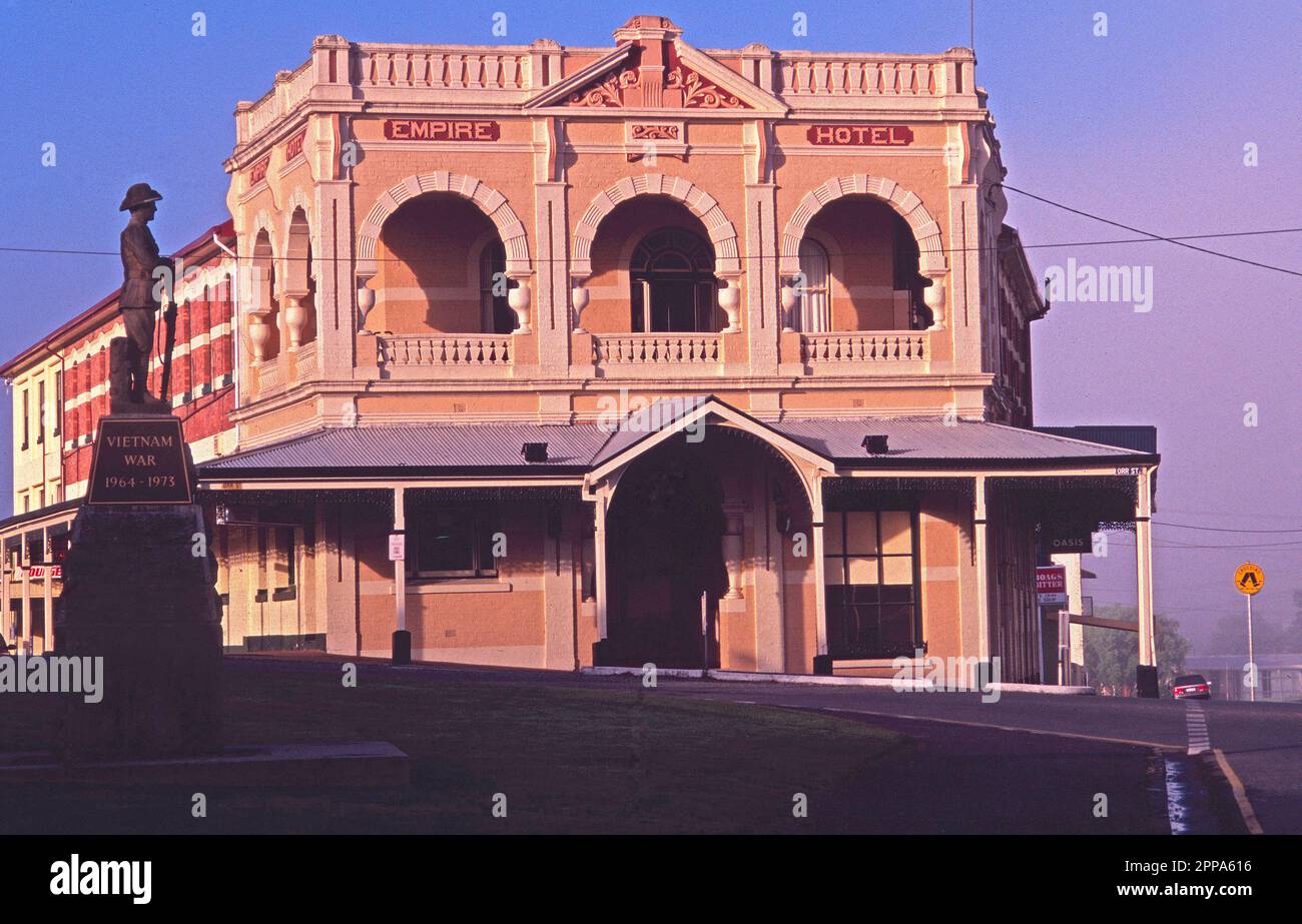 Das Empire Hotel und das Vietnam war Monument Queenstown, Tasmanien Stockfoto
