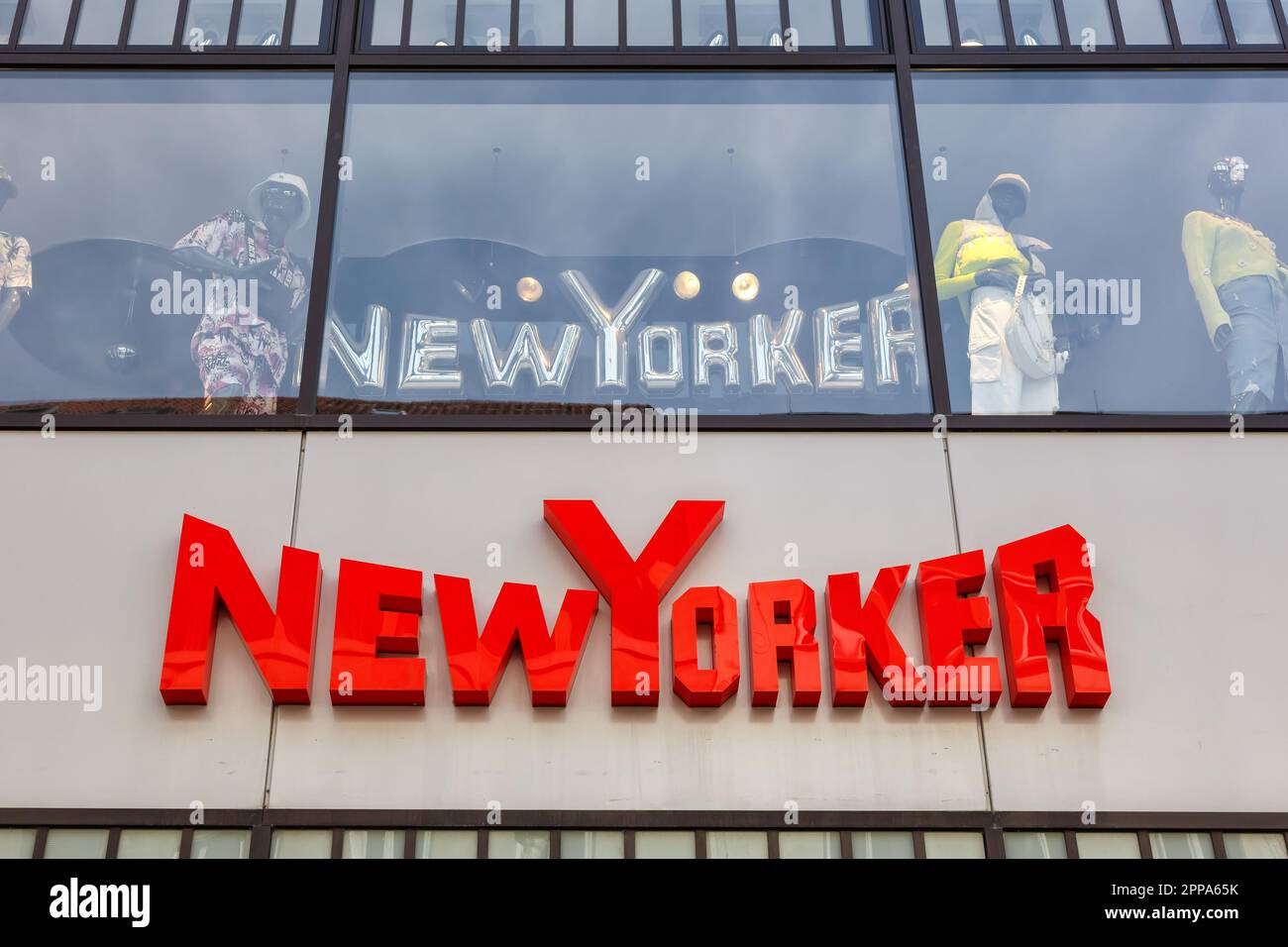 Stuttgart - 10. April 2023: Markenshop des New Yorker Stores mit Logo-Einzelhandel in Stuttgart. Stockfoto