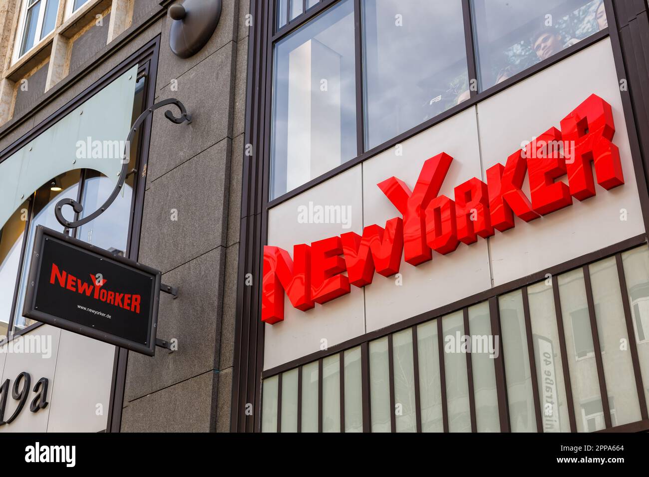 Stuttgart - 10. April 2023: Markenshop des New Yorker Stores mit Logo-Einzelhandel in Stuttgart. Stockfoto