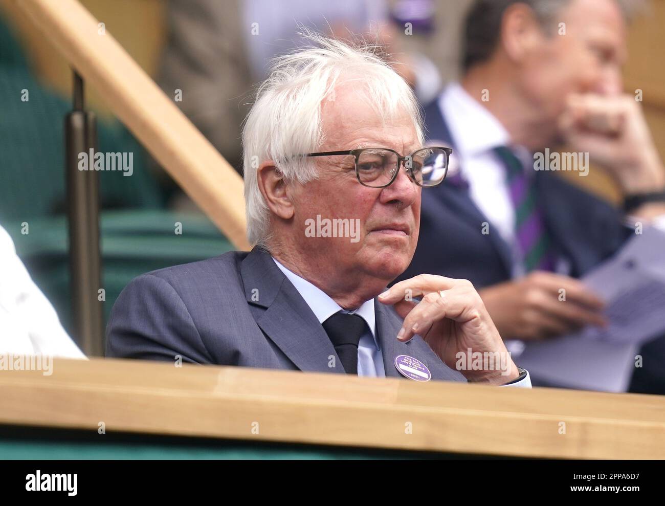 Dateifoto vom 07. Oktober 07/21 von Kanzler der Universität Oxford Chris Patten am 9. Tag von Wimbledon im All England Lawn Tennis and Croquet Club, Wimbledon. Der König hat verkündet, dass Lord Patten von Barnes, ein ehemaliger konservativer Abgeordneter, der von 1992 bis zur Übergabe an China im Jahr 1997 Gouverneur Hongkongs war, zum Ritterbegleiter des edelsten Ordens des Garters ernannt wurde. Ausgabedatum: Sonntag, 23. April 2023. Stockfoto