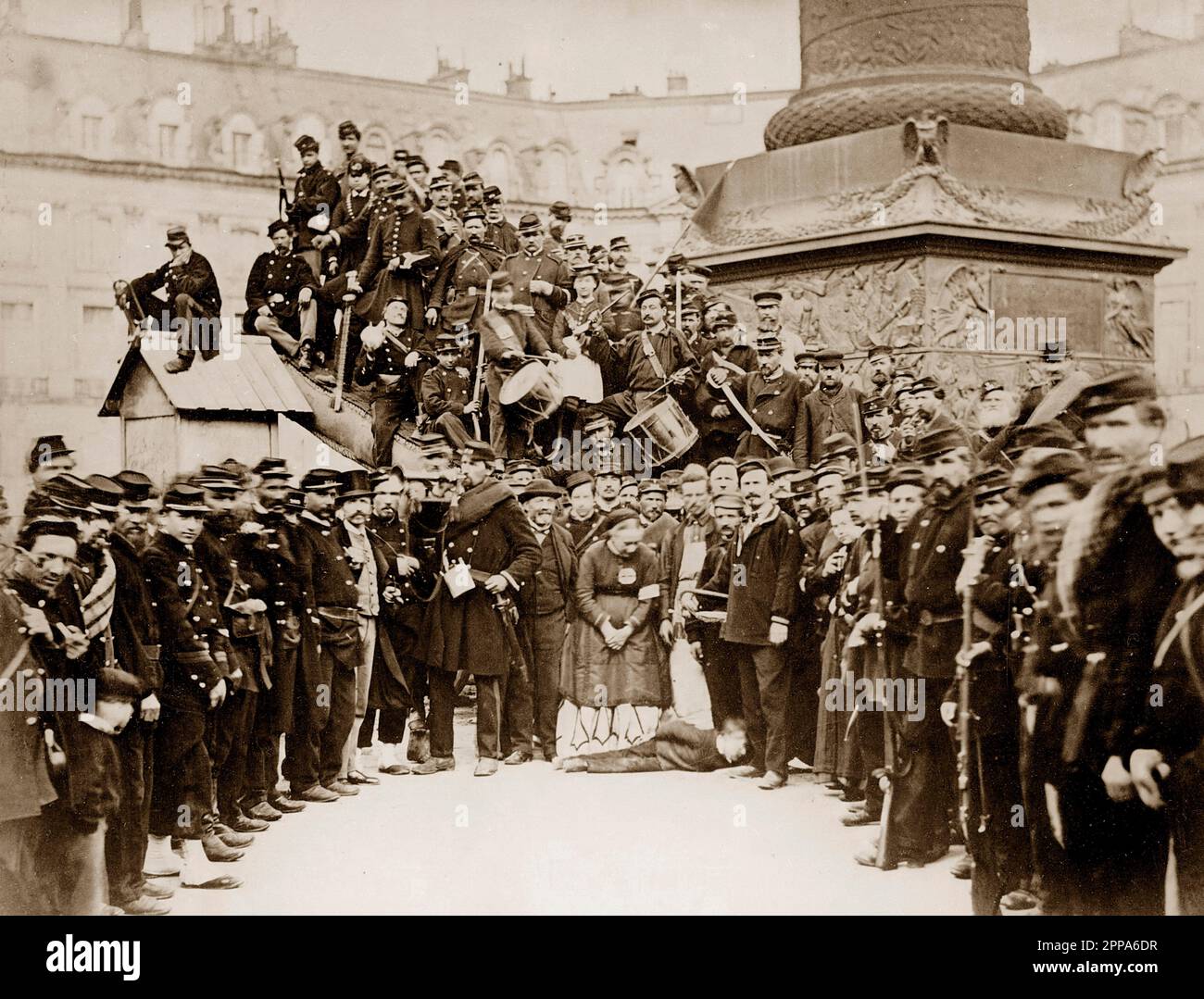 Paris Commune 1871 - La Commune de Paris 1871. Fédérés au bite de la colonne Vendôme - Photo de Auguste Bruno Braquehais Stockfoto