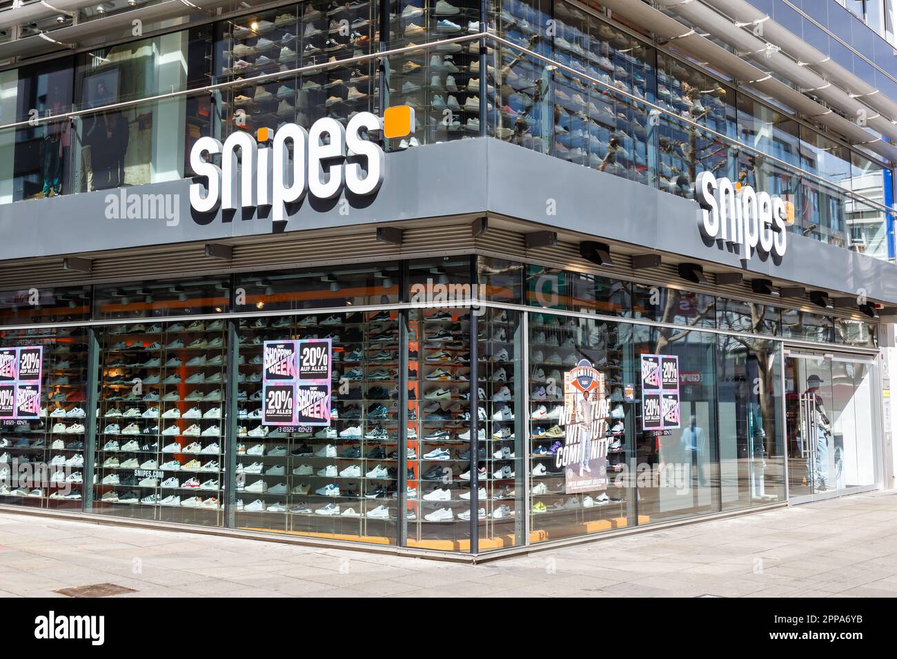 Stuttgart - 10. April 2023: Snipes Store Markenshop mit Logo-Einzelhandel in Stuttgart. Stockfoto