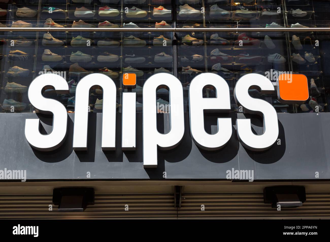 Stuttgart - 10. April 2023: Snipes Store Markenshop mit Logo-Einzelhandel in Stuttgart. Stockfoto