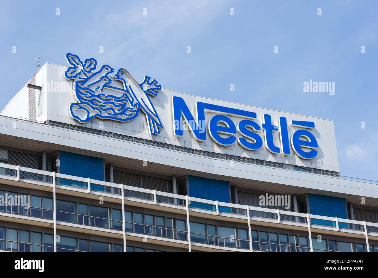 Frankfurt, Deutschland - 2. August 2022: Deutscher Hauptsitz der Nestle Corporation mit Logo in Frankfurt, Deutschland. Stockfoto