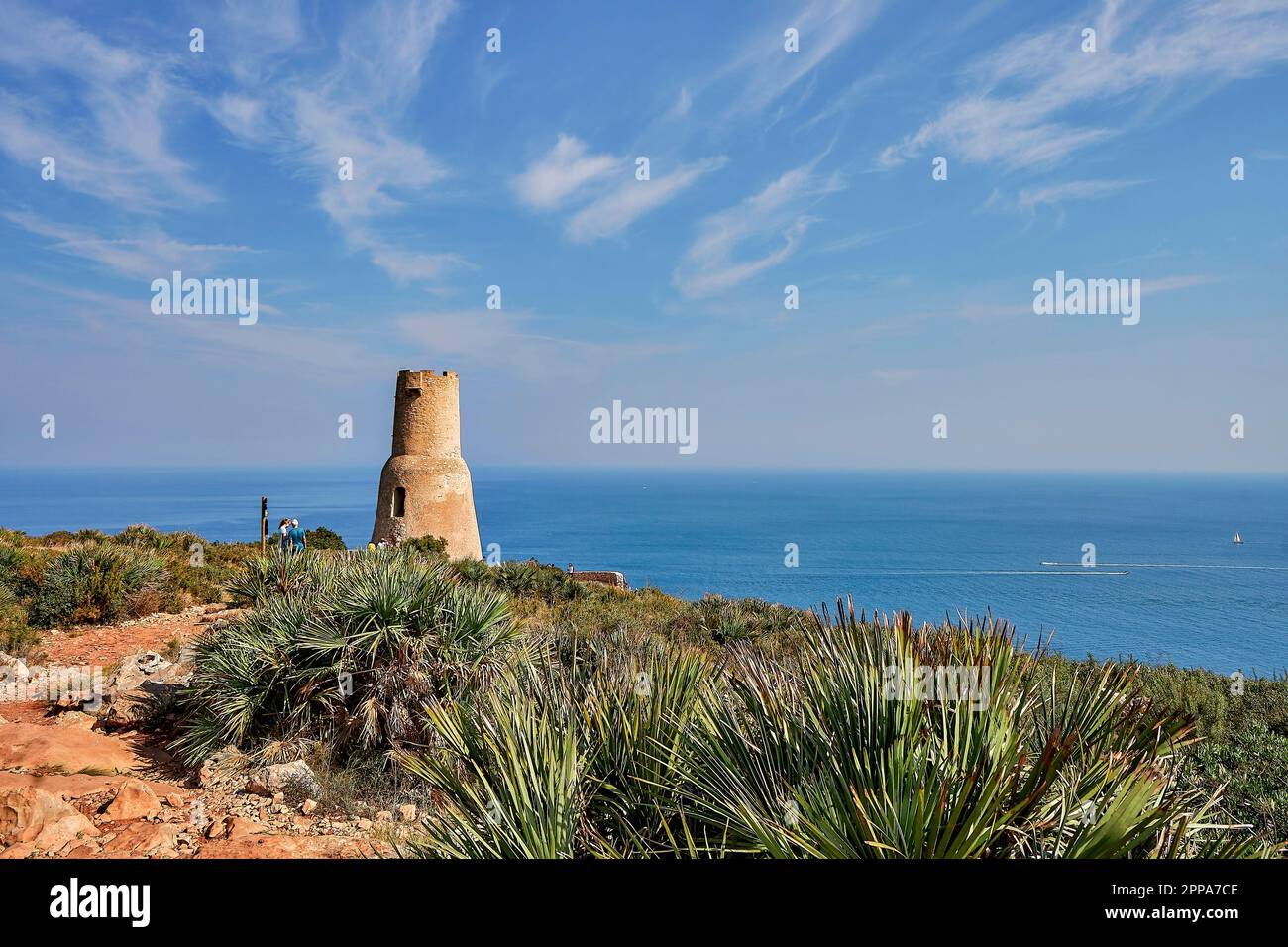 Torre del Gerro im Naturpark Montgo in Denia. Es ist ein Wachturm, der im 16. Jahrhundert erbaut wurde, um die Küste vor Piratenangriffen zu schützen. In Denia Stockfoto