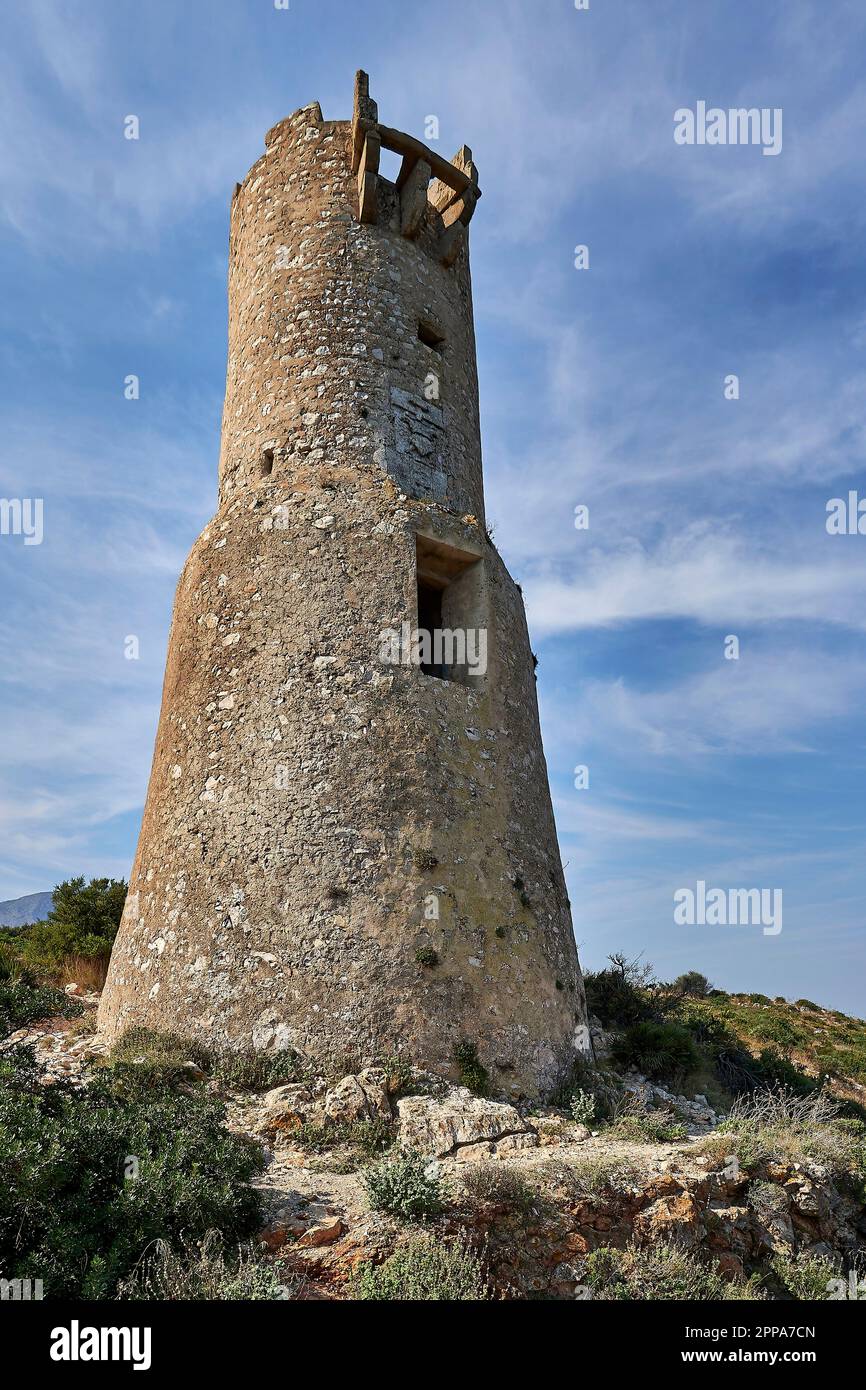 Torre del Gerro im Naturpark Montgo in Denia. Es ist ein Wachturm, der im 16. Jahrhundert erbaut wurde, um die Küste vor Piratenangriffen zu schützen. In Denia Stockfoto