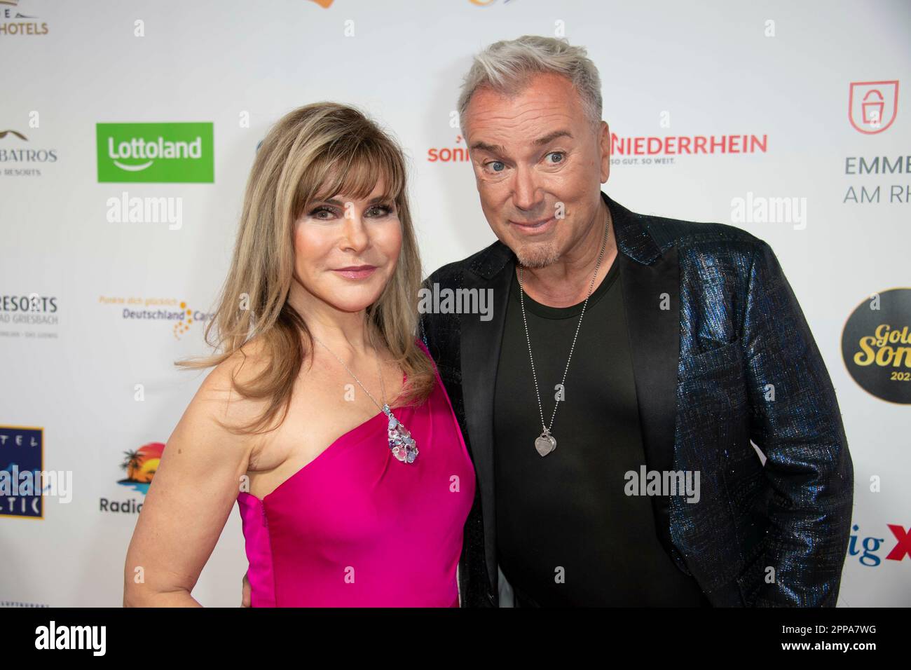 Calcar, Deutschland. 22. April 2023. Deborah ASSON, Sängerin, Musical-Star, Uwe KROEGER, Kroger, Sänger, Musical-Star Red Carpet, Red Carpet Show, Ankunft, Golden Sun 2023, am 22. April 2023 in Wonderland Kalkar, Guthaben: dpa/Alamy Live News Stockfoto