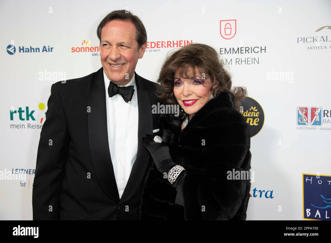 Calcar, Deutschland. 22. April 2023. Von links: Schauspielerin Joan COLLINS, mit Ehemann Percy GIBSON, roter Teppich, Red Carpet Show, Ankunft, Ankunft, Die Goldene Sonne 2023, am 22. April 2023 in Wunderland Kalkar, Kredit: dpa/Alamy Live News Stockfoto