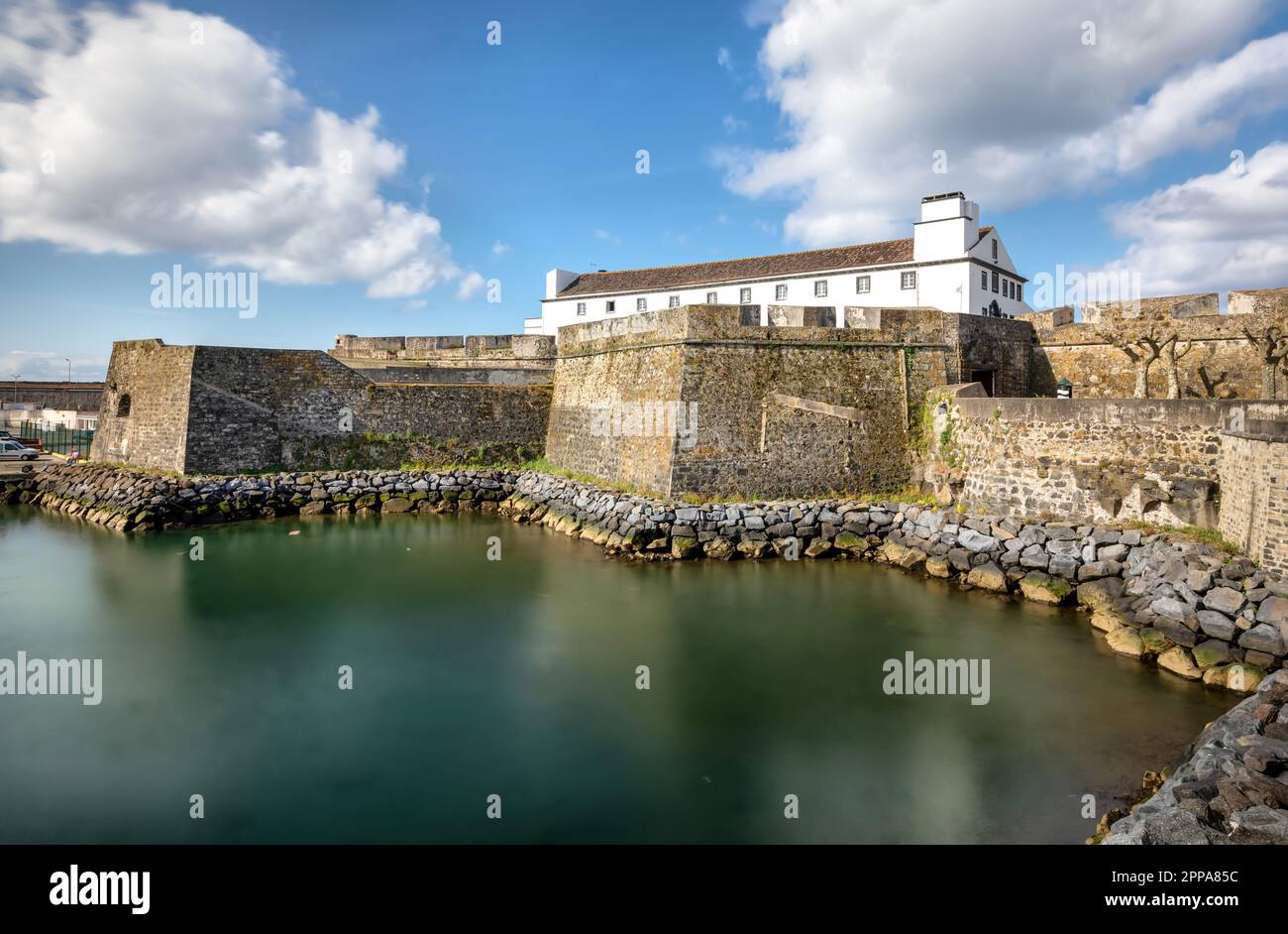 Forte de Sao Bras - Küstenfestung der Renaissance aus dem Jahr 1552 in Ponta Delgada, Insel Sao Miguel, Azoren Stockfoto