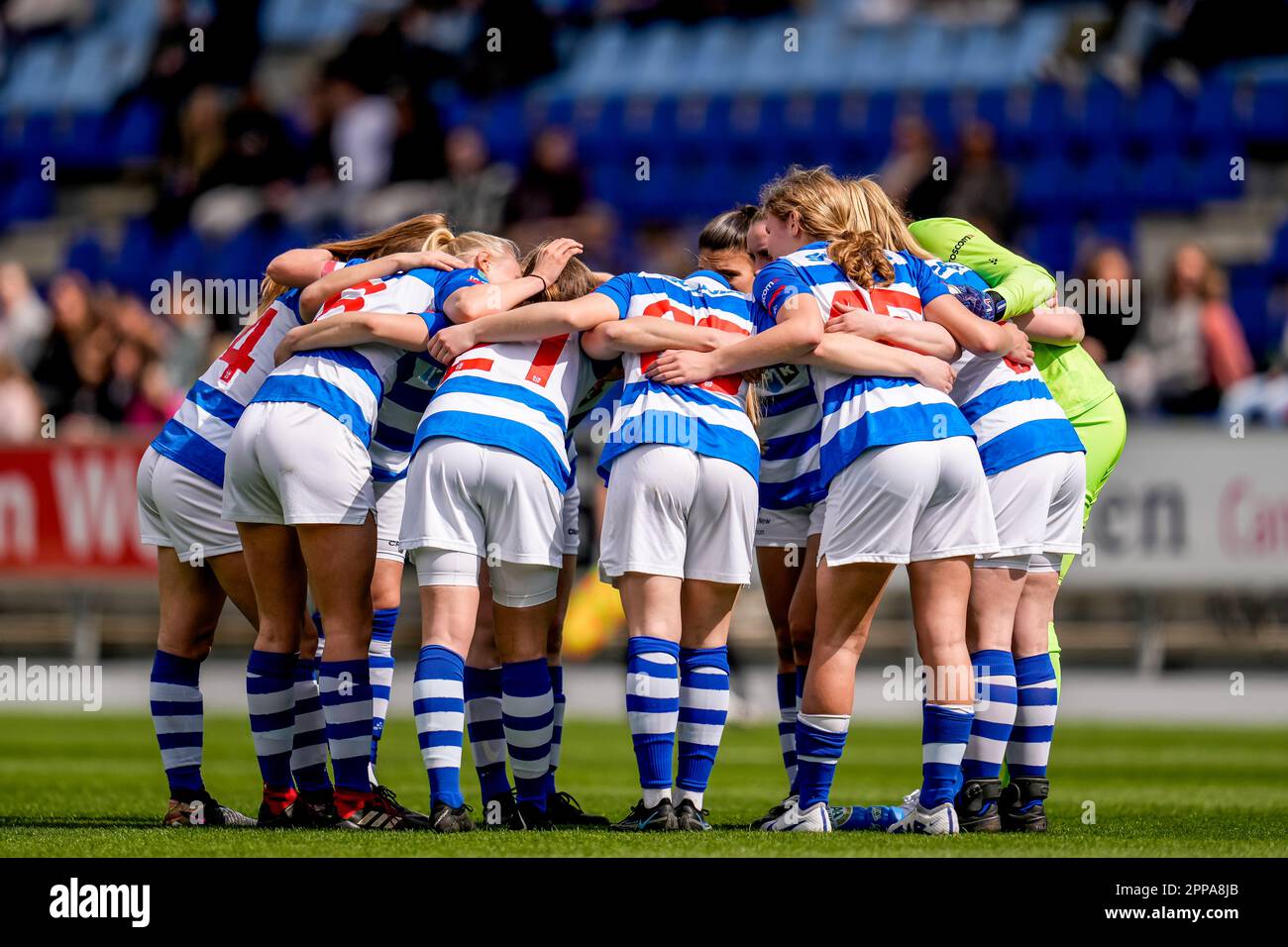 ZWOLLE, NIEDERLANDE - APRIL 23: Leonie Vliek von PEC Zwolle, Imre Van der Vegt von PEC Zwolle, Kely Pruim von PEC Zwolle, Danique Noordman von PEC Zwolle, Jeva Walk von PEC Zwolle, Torhüterin Tess Van der Flier von PEC Zwolle, Mayke Lindner von PEC Zwolle, Evi Maatolle von Zwolle Tess Van Bentem von PEC Zwolle, Senne Van De Velde von PEC Zwolle und Inske Weiman von PEC Zwolle bilden am 23. April 2023 in Zwolle (Foto: Pieter van der Woude/Orange Pictures) ein Treffen beim Azerion Eredivisie Vrouwen zwischen PEC Zwolle und FC Twente im MAC³ PARK Stadion. Stockfoto
