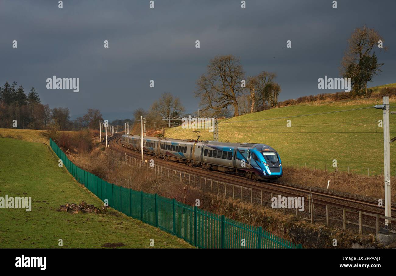 Der erste von CAF gebaute TransPennine Express Klasse 397 (397001) im Passagierservice auf der Hauptstrecke an der Westküste mit einem Zug vom Flughafen Manchester nach Edinburgh Stockfoto