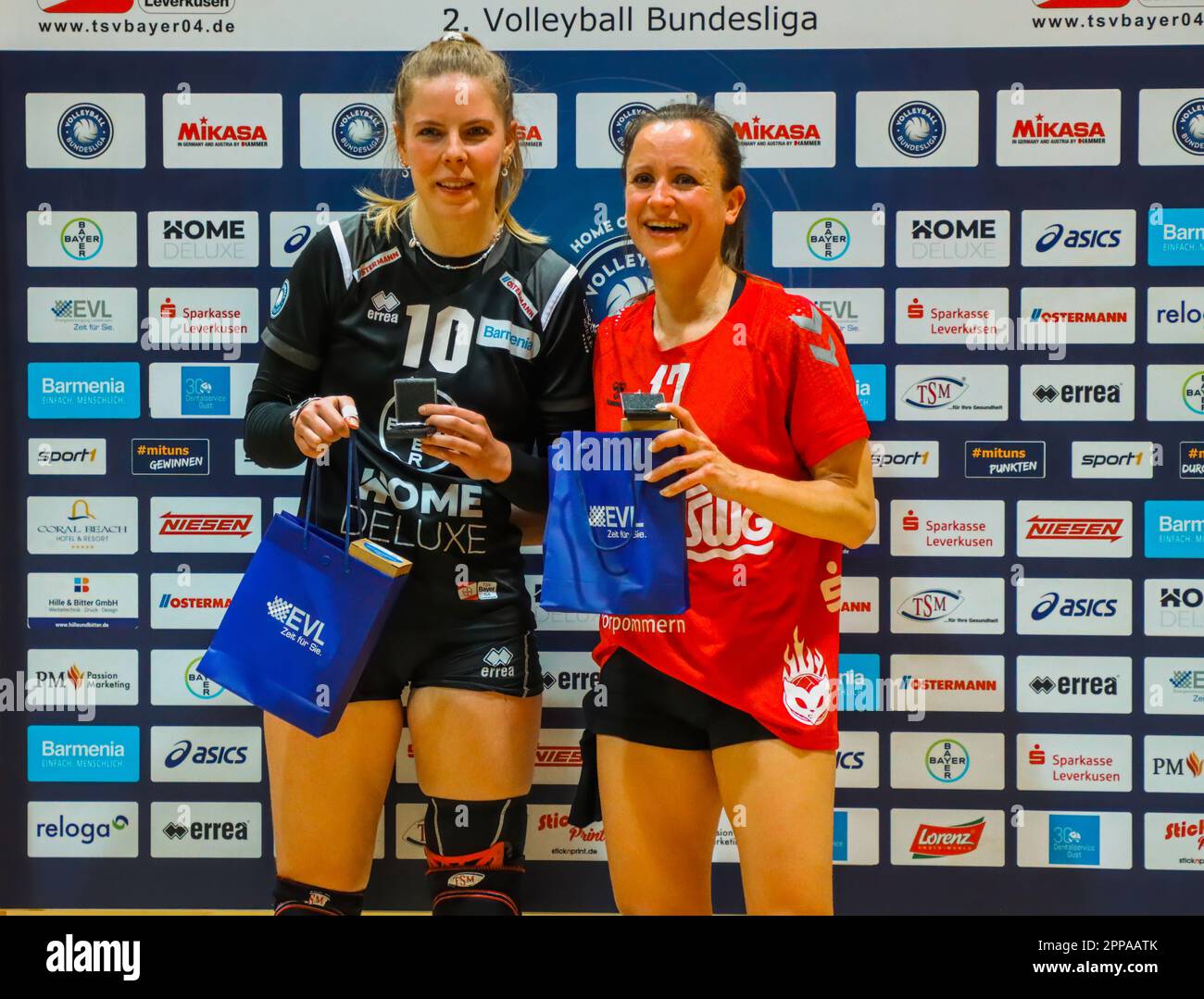 Volleyball 2. Bundesliga Nord Frauen. Bayer Volleys - Stralsunder Wildcats 22.04.2023, Meisterschaftsentscheidung. Stockfoto
