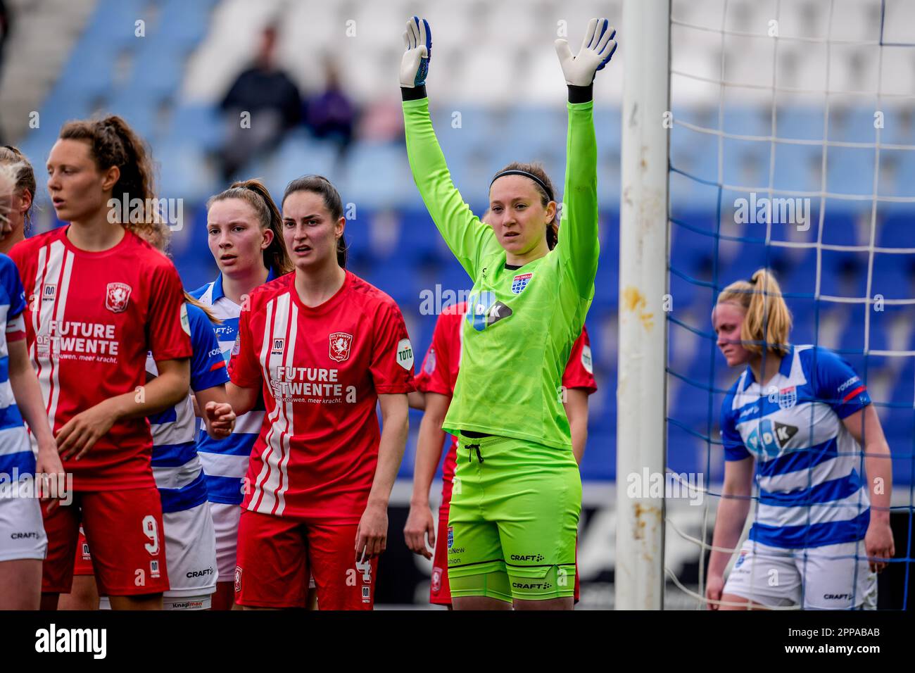 Zwolle, Niederlande. 23. April 2023. ZWOLLE, NIEDERLANDE - APRIL 23: Caitlin Dijkstra vom FC Twente, Torhüterin Tess Van der Flier von PEC Zwolle während des Spiels Azerion Eredivisie Vrouwen zwischen PEC Zwolle und FC Twente im MAC³ PARK Stadion am 23. April 2023 in Zwolle, Niederlande (Foto: Pieter van der Woude) Credit/Orange Pictures: Orange Pics BV/Alamy Live News Stockfoto