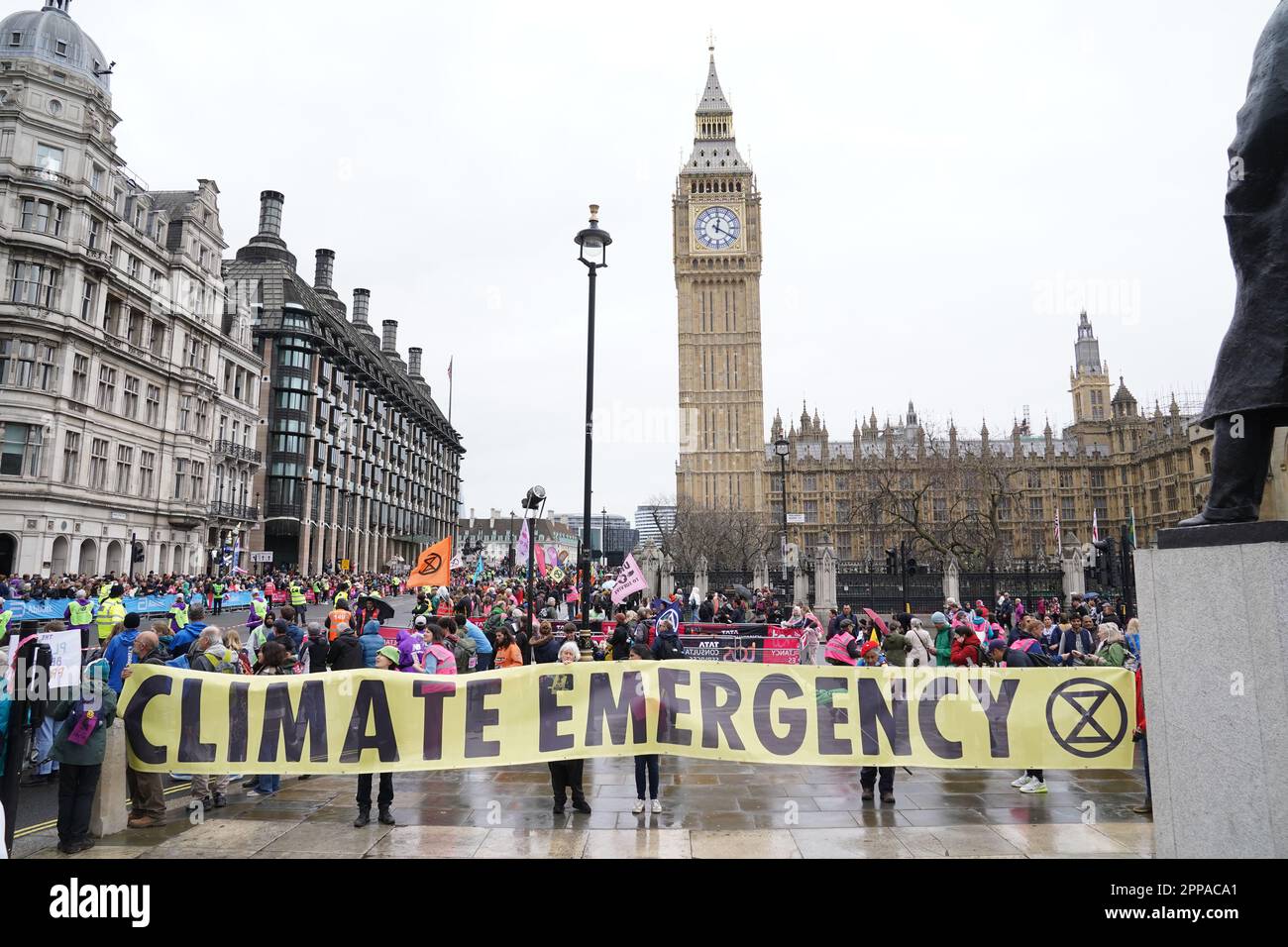 Die Demonstranten der Aussterbenden Rebellion nehmen an einer Kundgebung in London Teil, an dem dritten Tag der viertägigen Aktion der Umweltaktionsgruppe, die sie "der große" genannt haben. Foto: Sonntag, 23. April 2023. Stockfoto