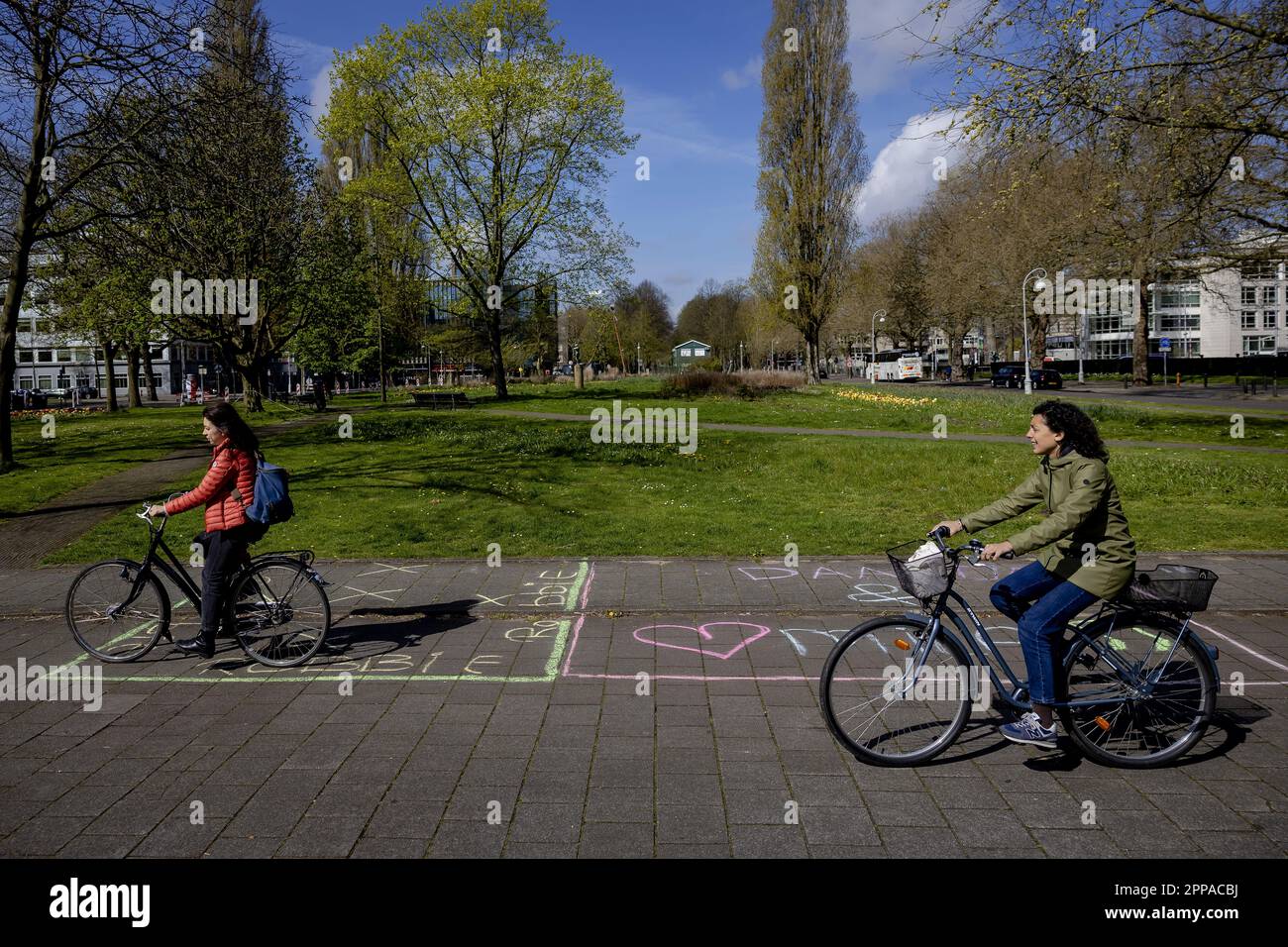 AMSTERDAM - die ersten Plätze für den Vrijmarkt wurden bereits auf dem Apollolaan abgeklebt. In der Hauptstadt werden Vorbereitungen für den Königstag getroffen. ANP ROBIN VAN LONKHUIJSEN niederlande raus - belgien raus Stockfoto