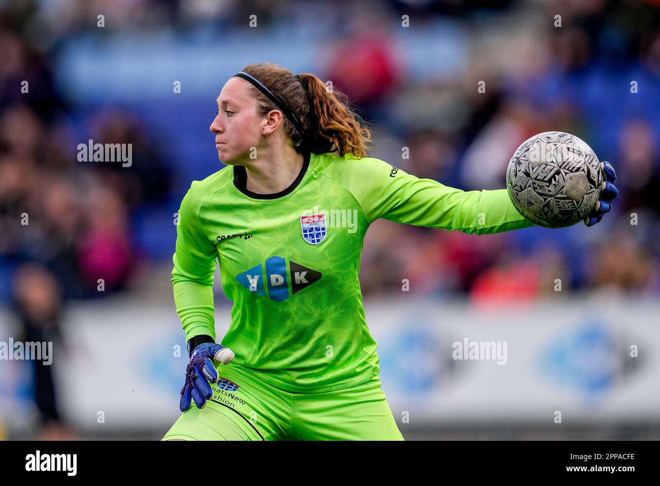 ZWOLLE, NIEDERLANDE - APRIL 23: Torhüterin Tess Van der Flier von PEC Zwolle spielt beim Spiel Azerion Eredivisie Vrouwen zwischen PEC Zwolle und FC Twente am 23. April 2023 im MAC³ PARK Stadion in Zwolle, Niederlande (Foto: Pieter van der Woude/Orange Pictures) Stockfoto