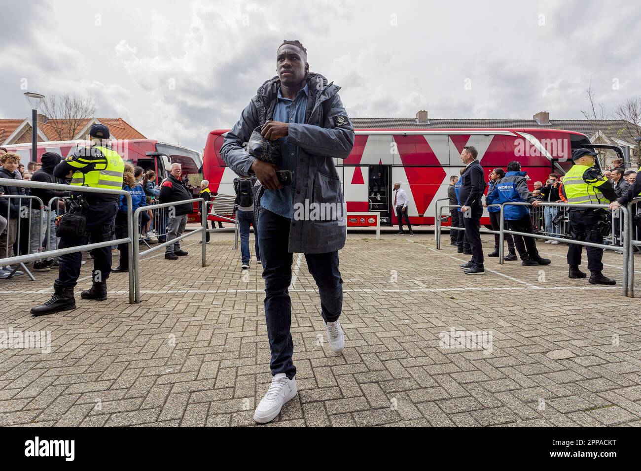 EINDHOVEN, 23-04-2023, Philips Stadion, Stadion des PSV. Niederländisch Eredivisie Saison 2022-2023. PSV - Ajax. Ajax Verteidiger Calvin Bassey vor dem Spiel PSV - Ajax. (Foto von Pro Shots/Sipa USA) Stockfoto