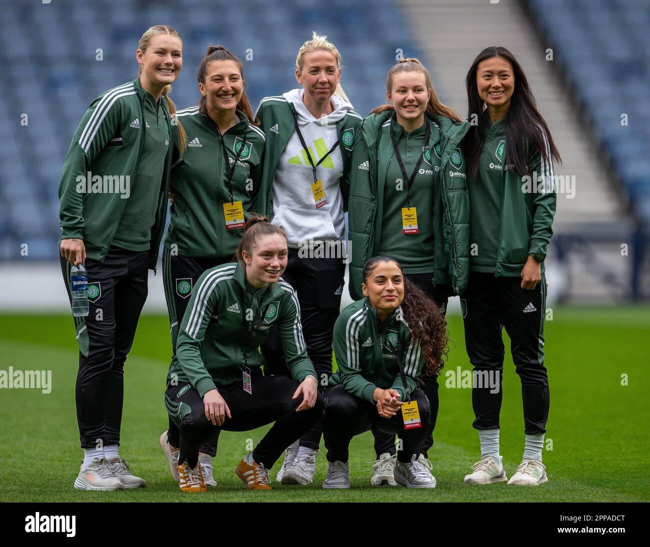 Glasgow, Schottland, Großbritannien. 23. April 2023; Hampden Park, Glasgow, Schottland: Womens Scottish Cup Football Semi Final, Glasgow City versus Celtic WFC; Taylor Otto, Hana Kerner, Chloe Craig, Lucy Ashworth Clifford, Shen Mengyu, Tegan Bowie, Jacynta Galabadaarachchi von Celtic Women posieren auf dem Spielfeld für ein Foto. Credit: Action Plus Sports Images/Alamy Live News Credit: Action Plus Sports Images/Alamy Live News Stockfoto