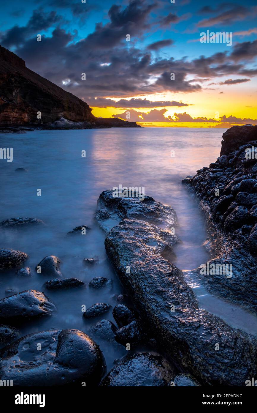 Morgengrauen am Strand an der Costa del Silencio, Teneriffa, Spanien Stockfoto
