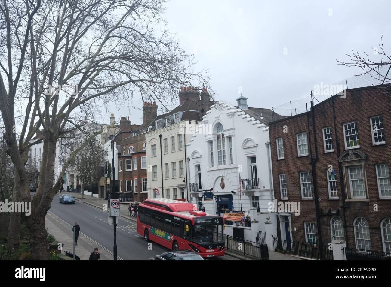 Ein roter Londoner Bus fährt die Pond Street, Hampstead entlang, vorbei am Royal Free Hospital Stockfoto