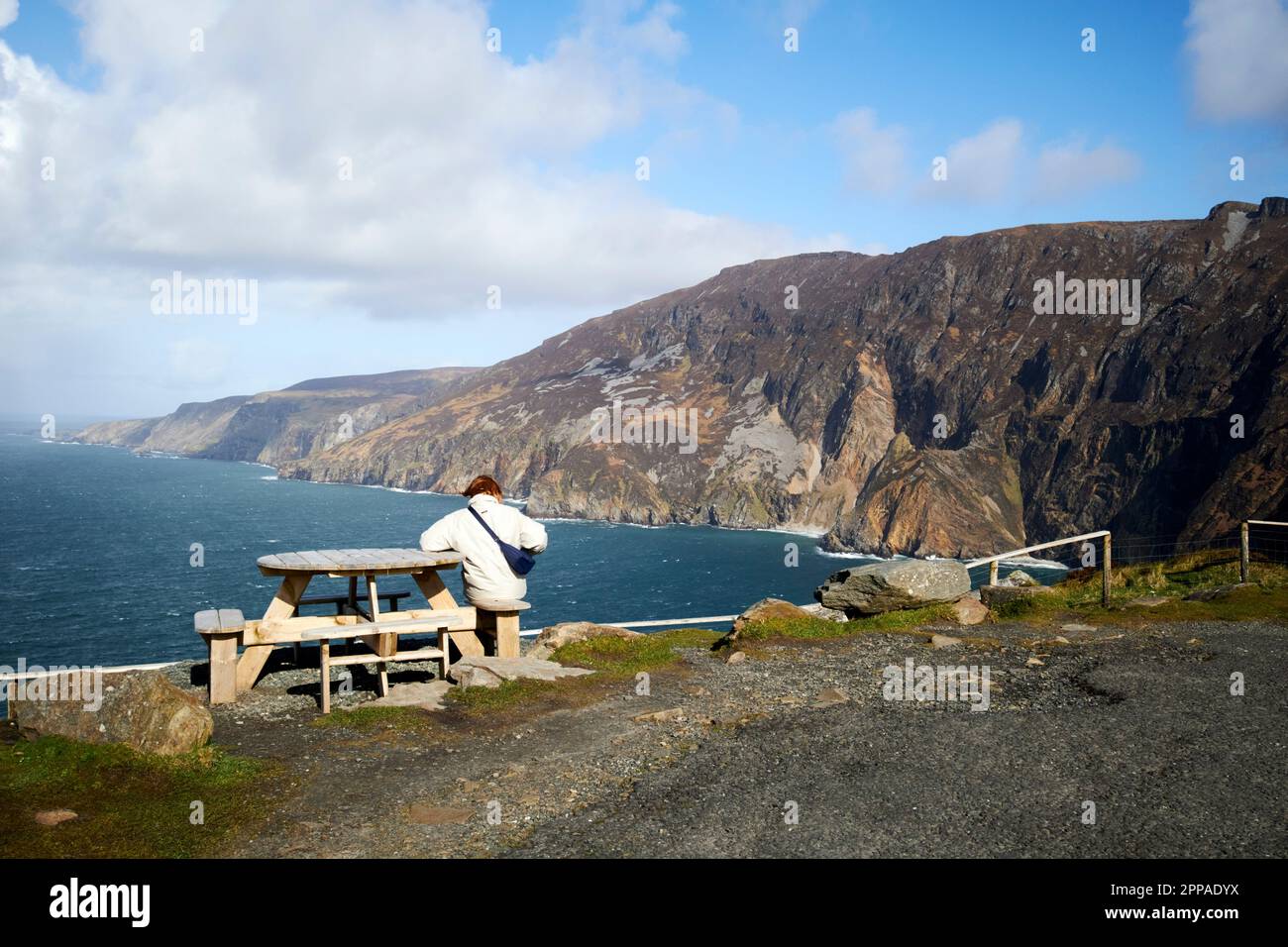 Alleinreisende weibliche Touristen befinden sich in der Nähe des Aussichtsbereichs sliabh liag slieve League Cliffs County donegal republik irland Stockfoto