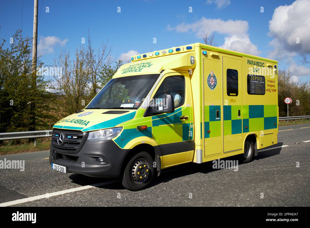 National Ambulance Service Sanitäter Notfall Ambulanz Fahrzeug Teil des Präsidenten bidens Autokolonne auf offiziellem Staatsbesuch in Irland am N5. Outsi Stockfoto
