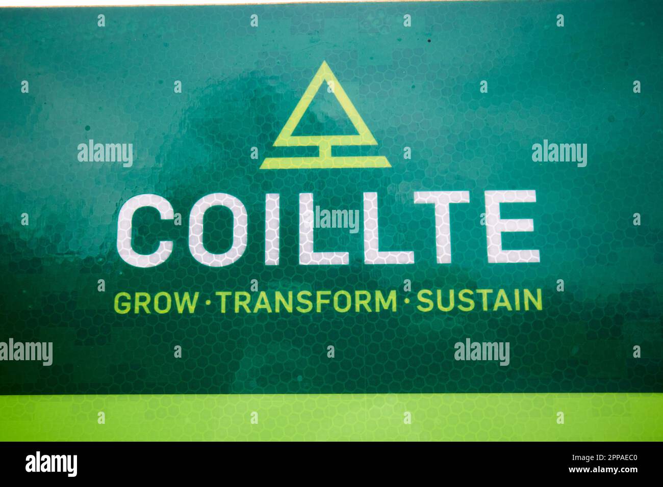 zeichen und Logo für das staatseigene kommerzielle Forstbezirk clare republic of ireland von coillte Stockfoto