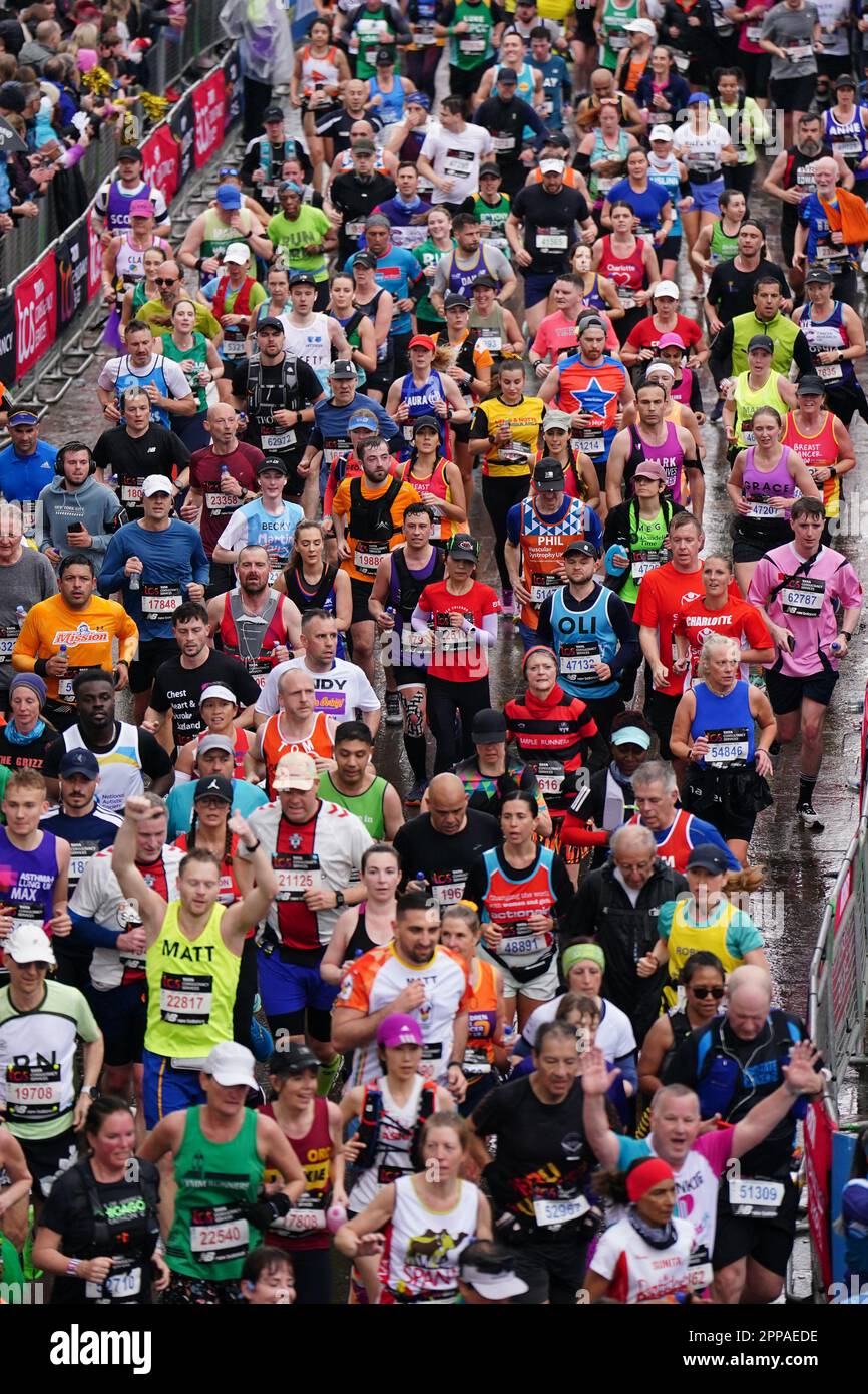 Wettbewerber beim TCS London Marathon. Foto: Sonntag, 23. April 2023. Stockfoto