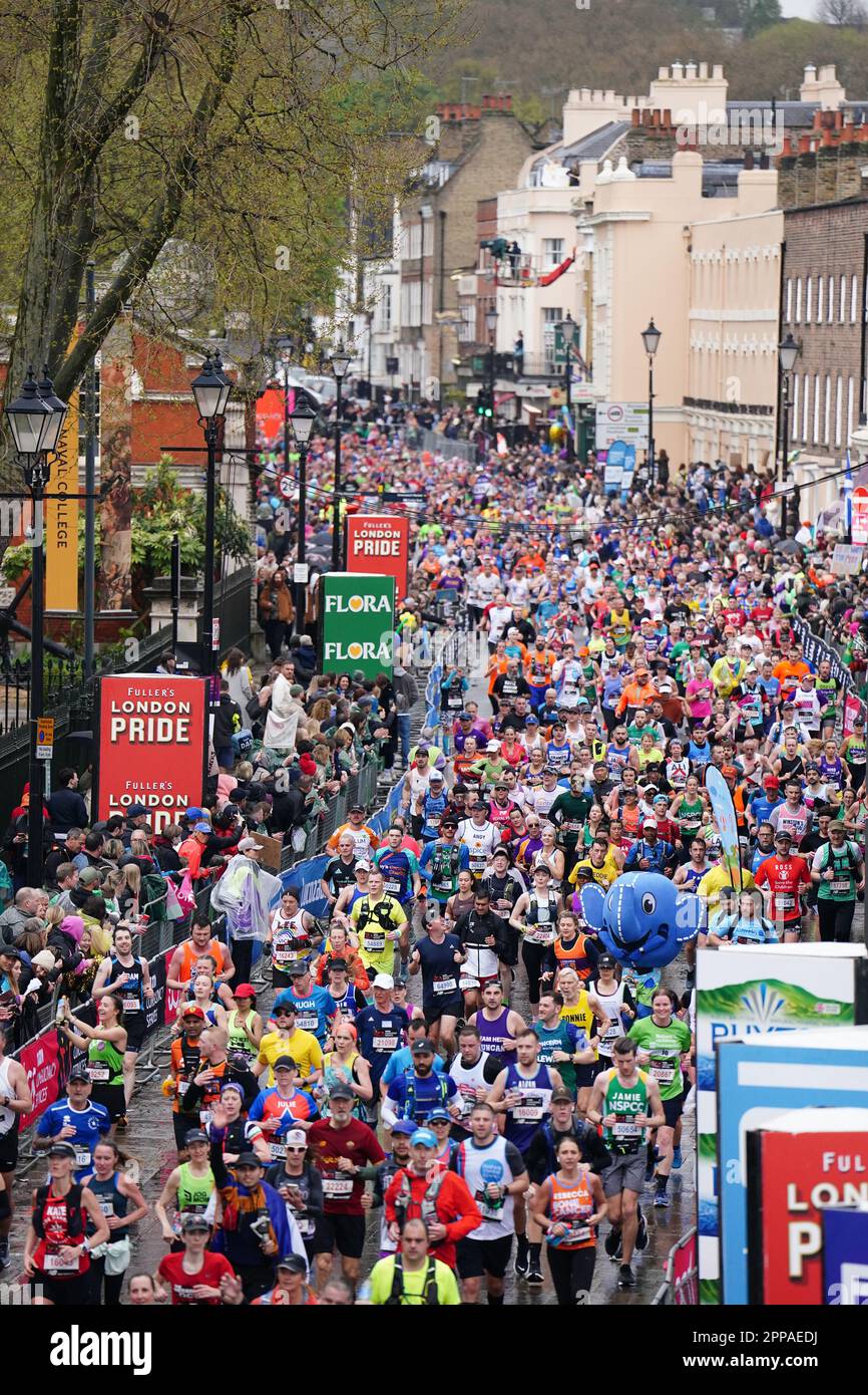 Wettbewerber beim TCS London Marathon. Foto: Sonntag, 23. April 2023. Stockfoto