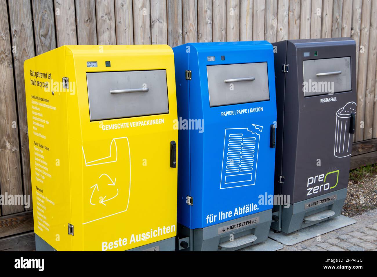 Abfalltrennung: Gelber Behälter für Mischverpackungen, blauer Behälter für Papier und Karton und grauer Behälter für Restabfälle Stockfoto