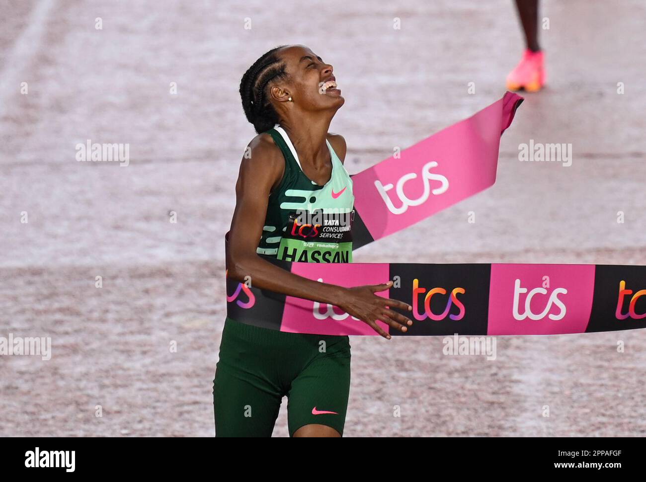 London, England. 23. April 2023. Sifan Hassan gewinnt den Frauenmarathon 2:18,33 beim TCS London Marathon 2023. Kredit: Nigel Bramley/Alamy Live News Stockfoto