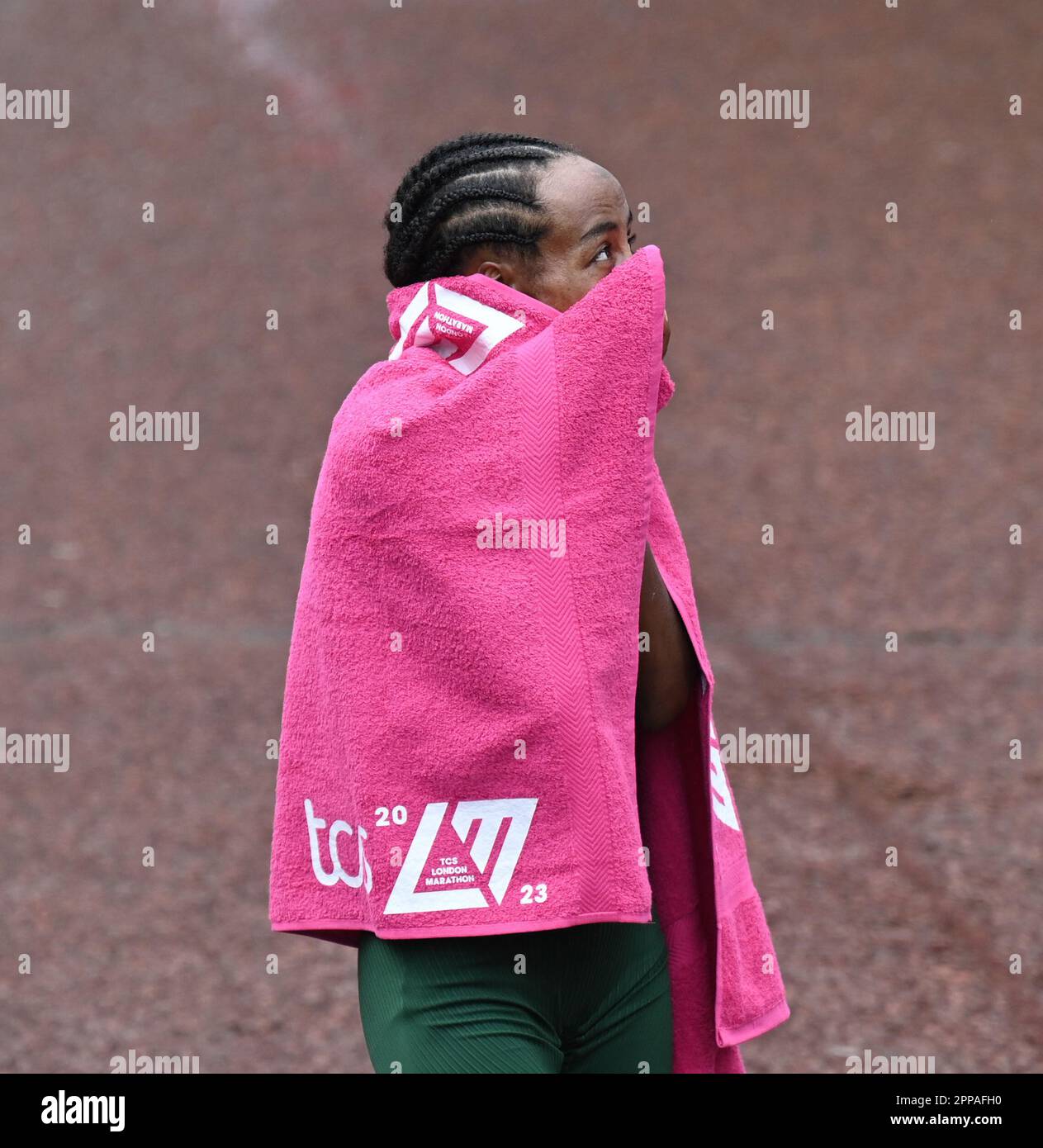 London, England. 23. April 2023. Sifan Hassan gewinnt den Frauenmarathon 2:18,33 beim TCS London Marathon 2023. Kredit: Nigel Bramley/Alamy Live News Stockfoto