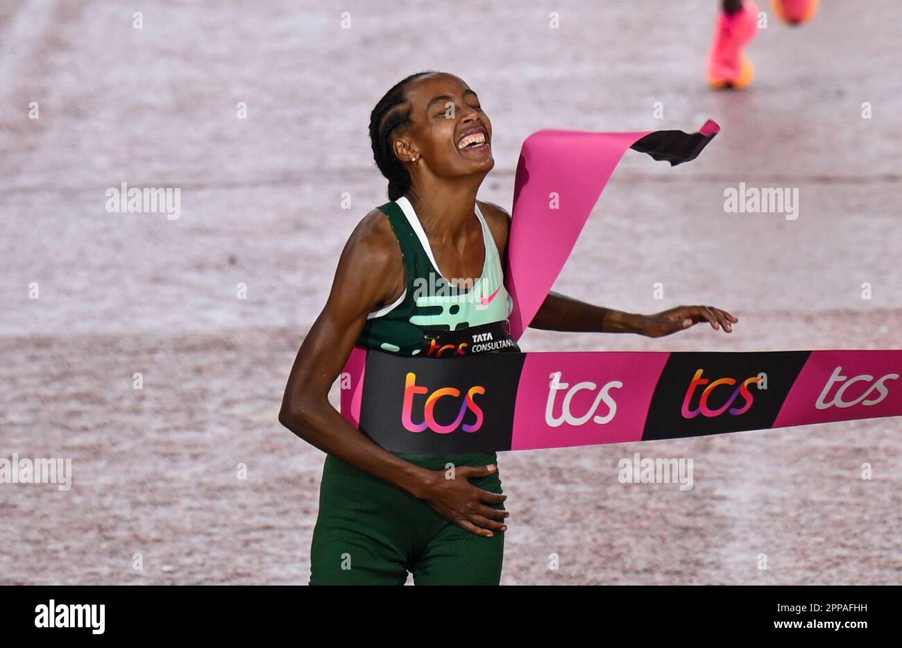 London, England. 23. April 2023. Sifan Hassan gewinnt den Frauenmarathon 2:18,33 beim TCS London Marathon 2023. Kredit: Nigel Bramley/Alamy Live News Stockfoto
