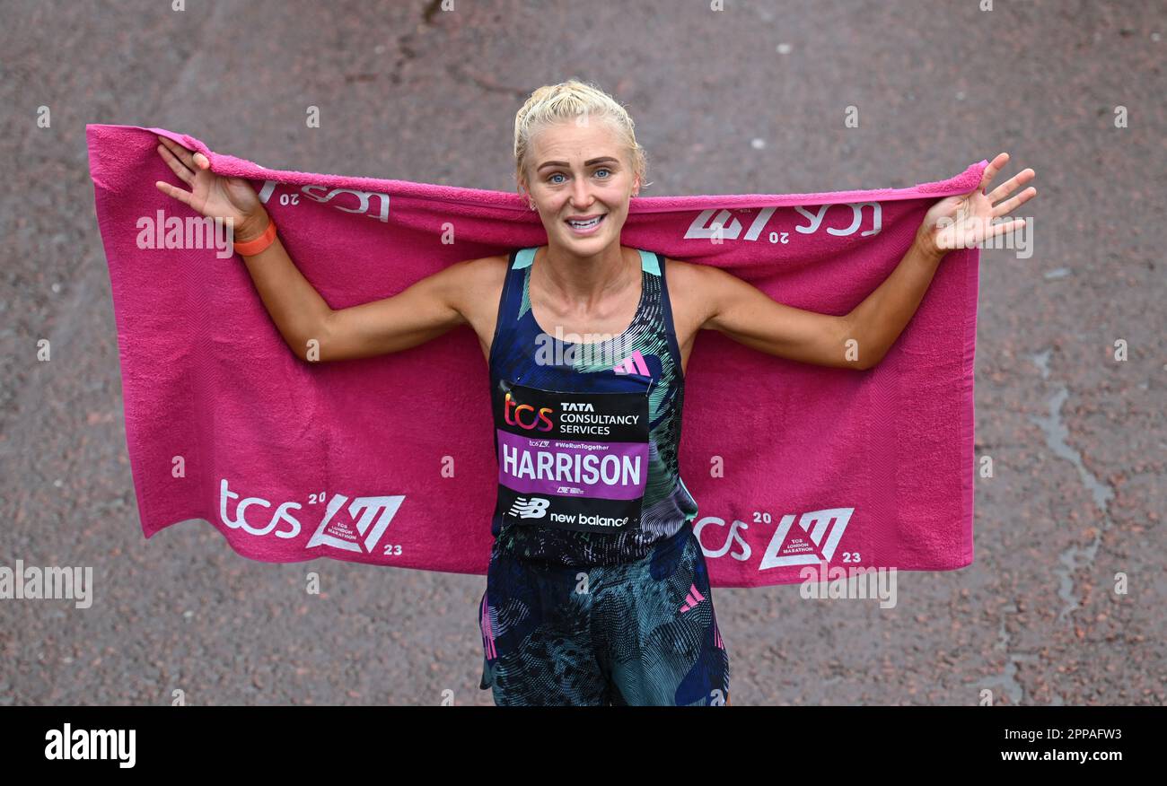 London, England. 23. April 2023. Samantha Harrison ist die erste britische Frau zu Hause, 2:25:59 beim TCS London Marathon 2023. Kredit: Nigel Bramley/Alamy Live News Stockfoto