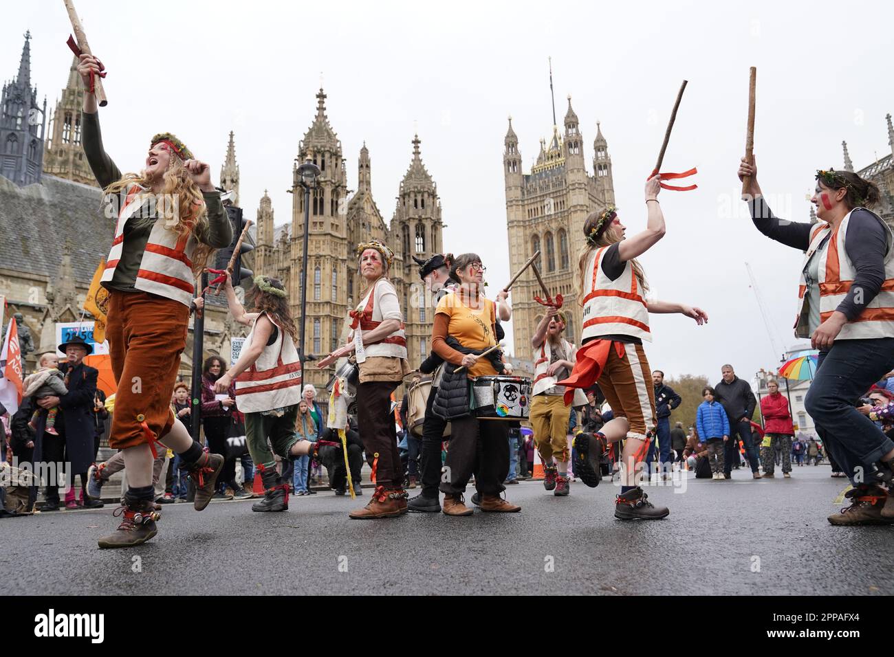Die Demonstranten der Aussterbenden Rebellion nehmen an einer Kundgebung in London Teil, an dem dritten Tag der viertägigen Aktion der Umweltaktionsgruppe, die sie "der große" genannt haben. Foto: Sonntag, 23. April 2023. Stockfoto