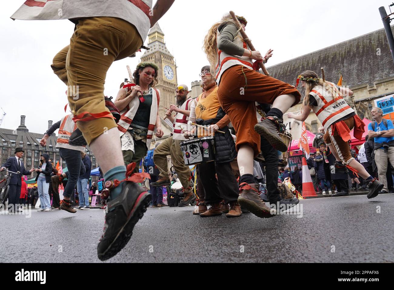 Die Demonstranten der Aussterbenden Rebellion nehmen an einer Kundgebung in London Teil, an dem dritten Tag der viertägigen Aktion der Umweltaktionsgruppe, die sie "der große" genannt haben. Foto: Sonntag, 23. April 2023. Stockfoto