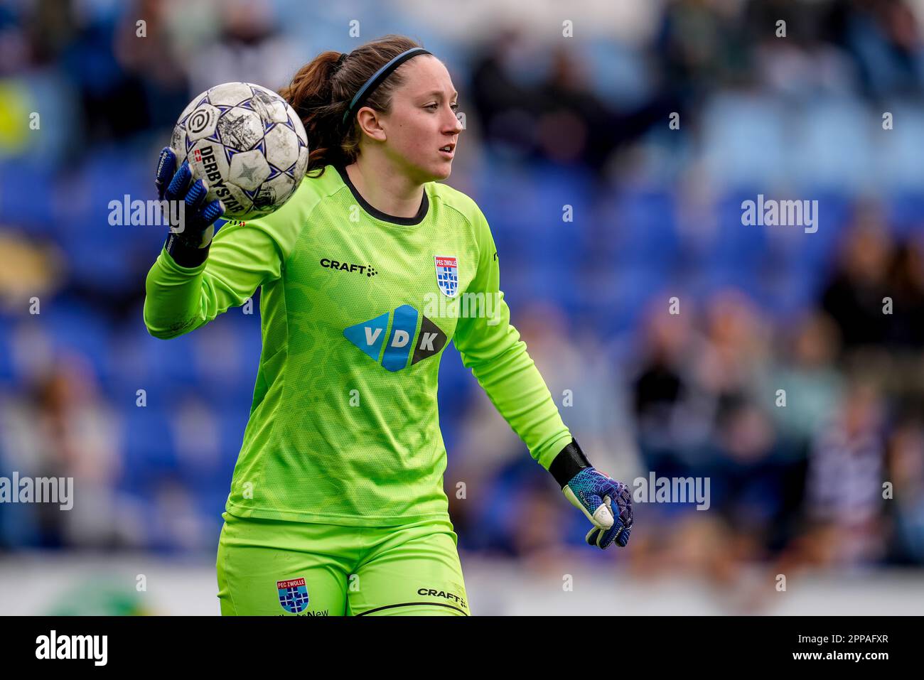 Zwolle, Niederlande. 23. April 2023. ZWOLLE, NIEDERLANDE - APRIL 23: Torhüterin Tess Van der Flier von PEC Zwolle schaut während des Spiels Azerion Eredivisie Vrouwen zwischen PEC Zwolle und FC Twente im MAC³ PARK Stadion am 23. April 2023 in Zwolle, Niederlande (Foto von Pieter van der Woude/Orange Pictures). Guthaben: Orange Pics BV/Alamy Live News Stockfoto