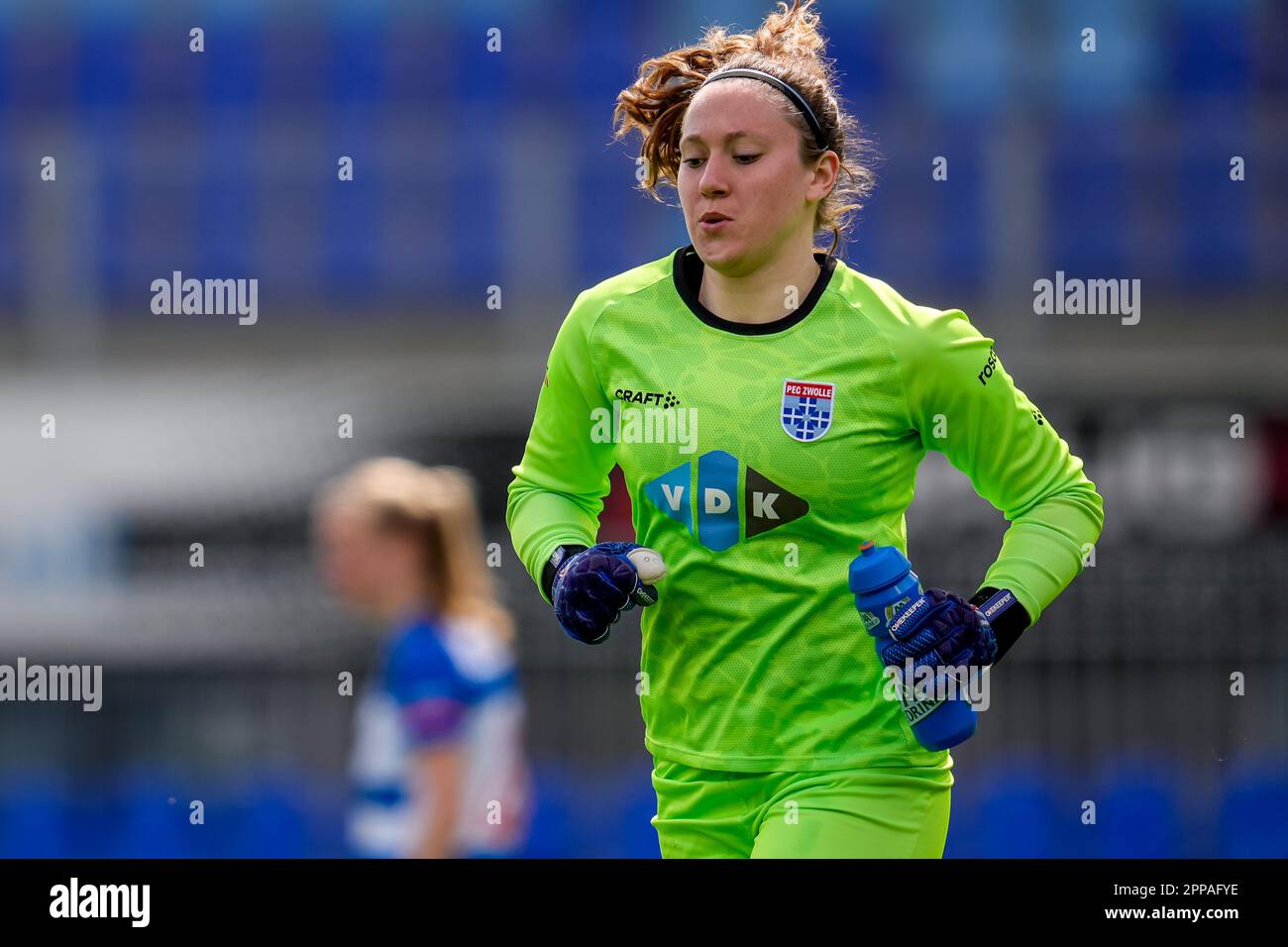 Zwolle, Niederlande. 23. April 2023. ZWOLLE, NIEDERLANDE - APRIL 23: Torhüterin Tess Van der Flier von PEC Zwolle schaut während des Spiels Azerion Eredivisie Vrouwen zwischen PEC Zwolle und FC Twente im MAC³ PARK Stadion am 23. April 2023 in Zwolle, Niederlande (Foto von Pieter van der Woude/Orange Pictures). Guthaben: Orange Pics BV/Alamy Live News Stockfoto