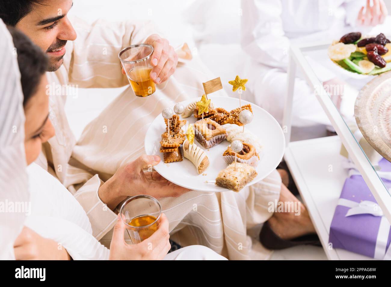 Das muslimische Paar feiert eid al fitr Stockfoto