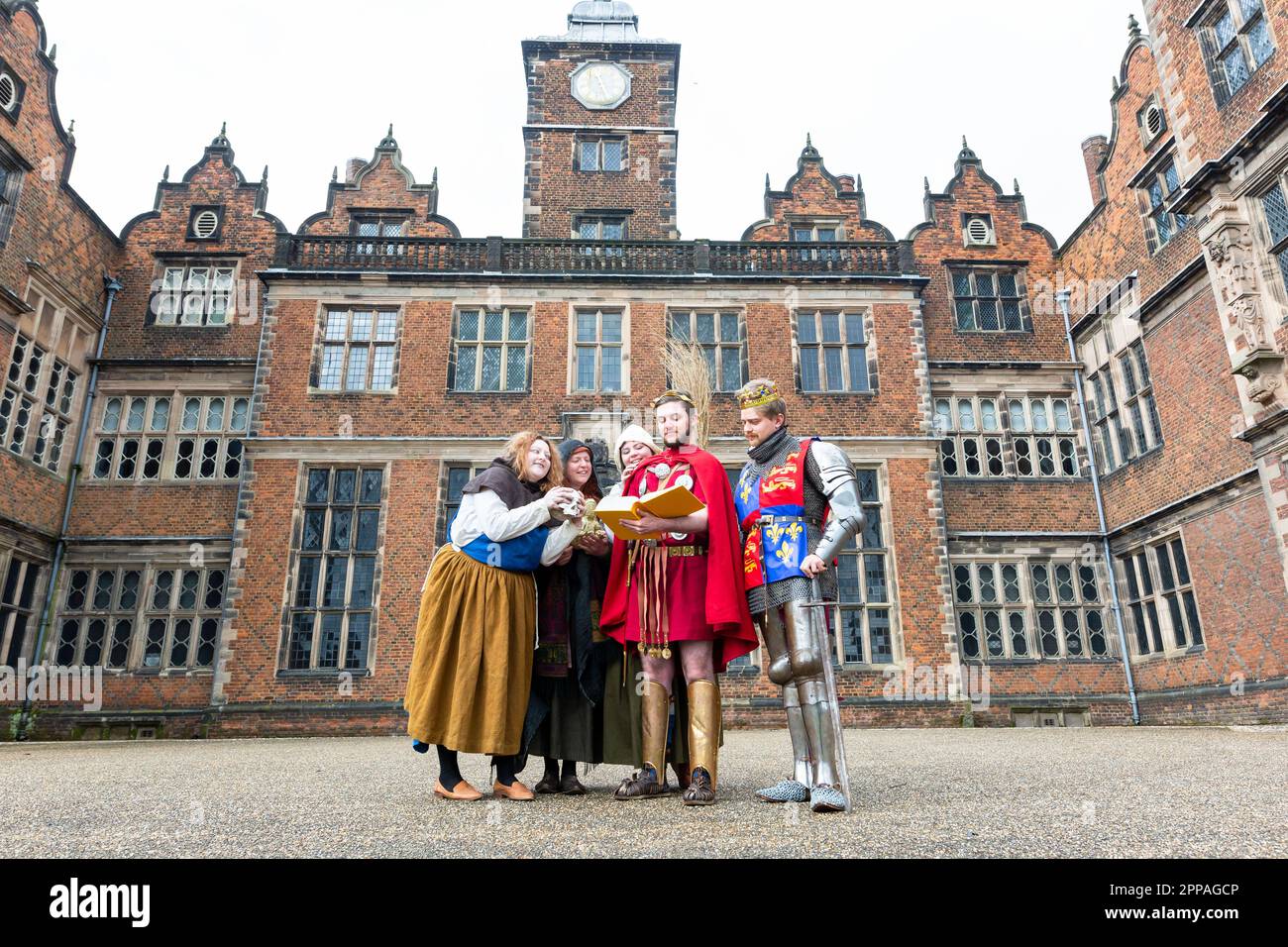 Birmingham, Großbritannien. 23. April 2023. Schauspieler, die als die drei Hexen aus Macbeth, Julius Caesar und Henry V. verkleidet sind, posieren mit einer moderneren Auflage von Shakespeares Theaterstücken in Aston Hall, Birmingham. Anlässlich des Geburtstags von Shakespeare am 23. April stellt Aston Hall, Teil des Birmingham Museum's Trust, das seltene erste Folio aus dem Jahr 1623 aus. Birminghams erstes Folio ist einzigartig, da es sich im Besitz der Menschen der Stadt als Teil der Bibliothek befindet. Kredit: Peter Lopeman/Alamy Live News Stockfoto