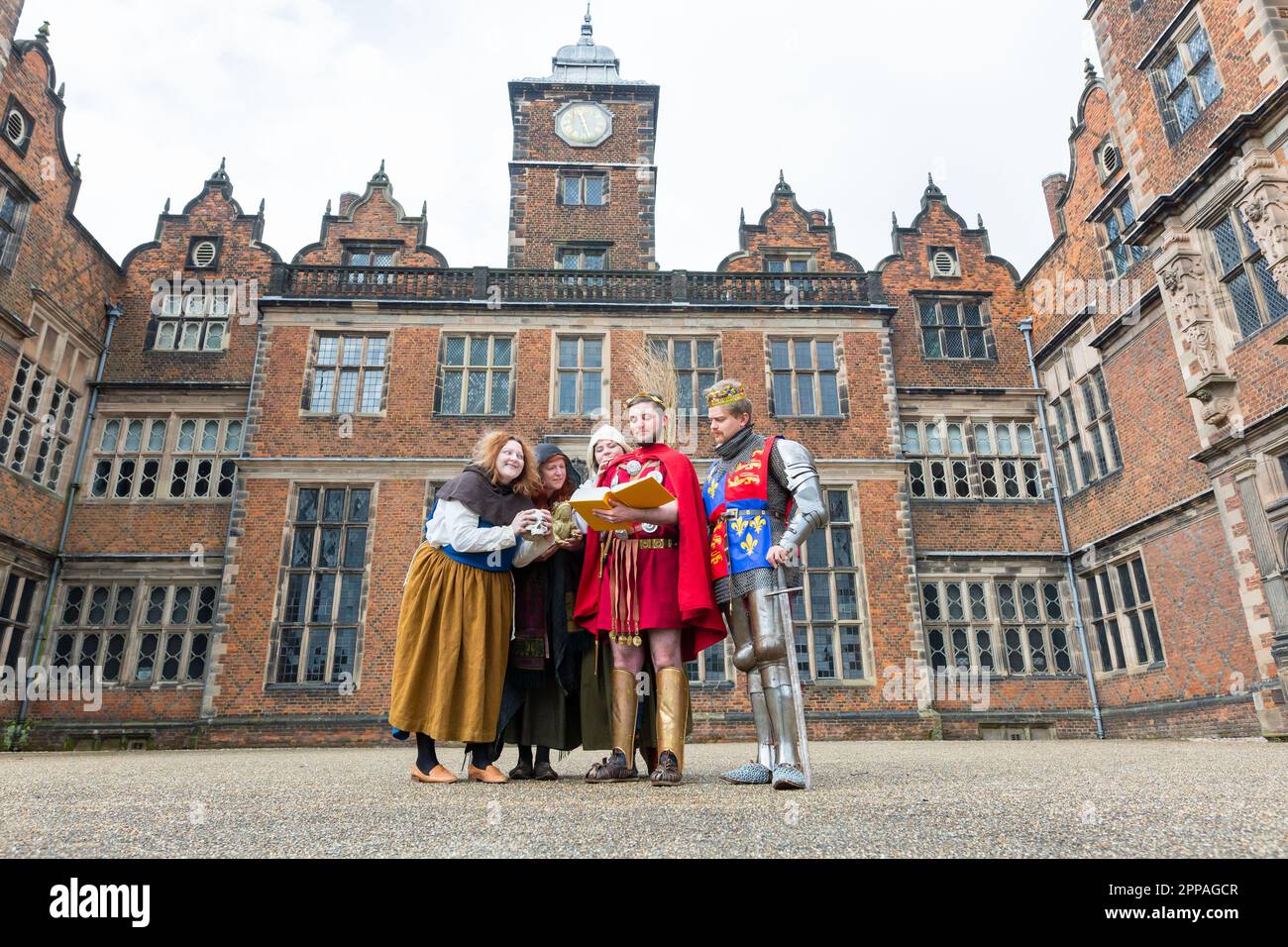 Birmingham, Großbritannien. 23. April 2023. Schauspieler, die als die drei Hexen aus Macbeth, Julius Caesar und Henry V. verkleidet sind, posieren mit einer moderneren Auflage von Shakespeares Theaterstücken in Aston Hall, Birmingham. Anlässlich des Geburtstags von Shakespeare am 23. April stellt Aston Hall, Teil des Birmingham Museum's Trust, das seltene erste Folio aus dem Jahr 1623 aus. Birminghams erstes Folio ist einzigartig, da es sich im Besitz der Menschen der Stadt als Teil der Bibliothek befindet. Kredit: Peter Lopeman/Alamy Live News Stockfoto