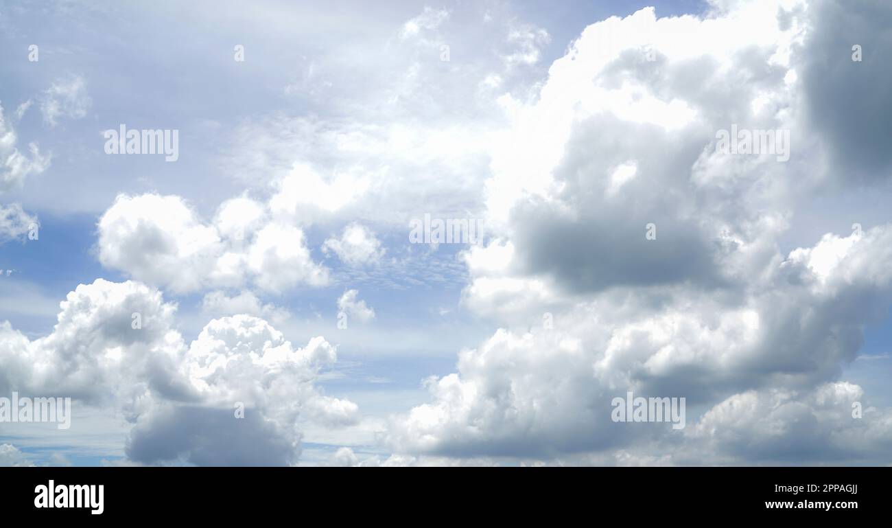 Bewölktes Himmel. Dramatischer grauer Himmel und dunkle Wolken vor Regen in der Regenzeit. Wolkiger und launischer Himmel. Sturmhimmel. Düsterer und launischer Hintergrund. Bedeckt Stockfoto