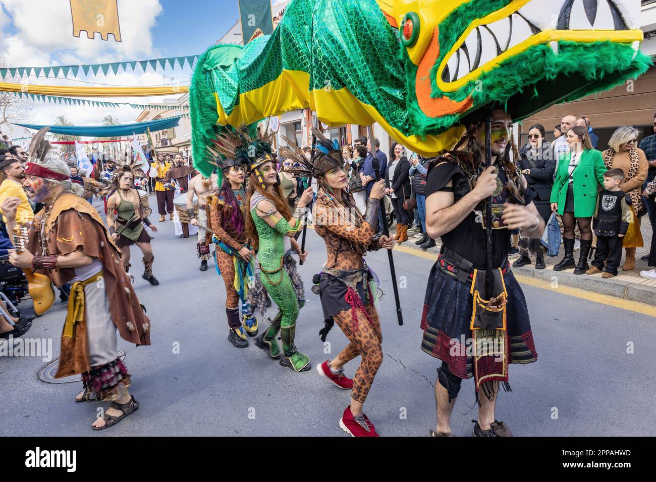 Huelva, Spanien - 18. März 2023: Drachentanzshow mit Menschen in exotischen Kostümen, in der Parade der mittelalterlichen Entdeckungsmesse in Palos de Stockfoto