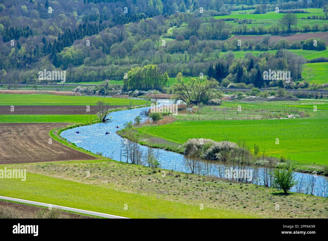 Kanus auf dem gewundenen Altmuehl in Bayern Stockfoto
