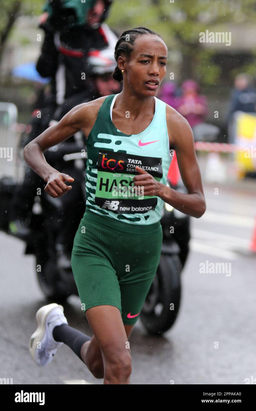 London, Großbritannien. 23. April 2023. Sifan Hassan, Gewinner des TCS London Marathon the Highway, London. Kredit: Simon Balson/Alamy Live News Stockfoto