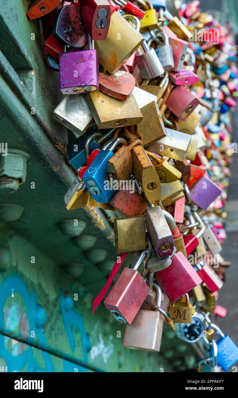 Liebesschlösser als Symbol für ewige Liebe Stockfoto