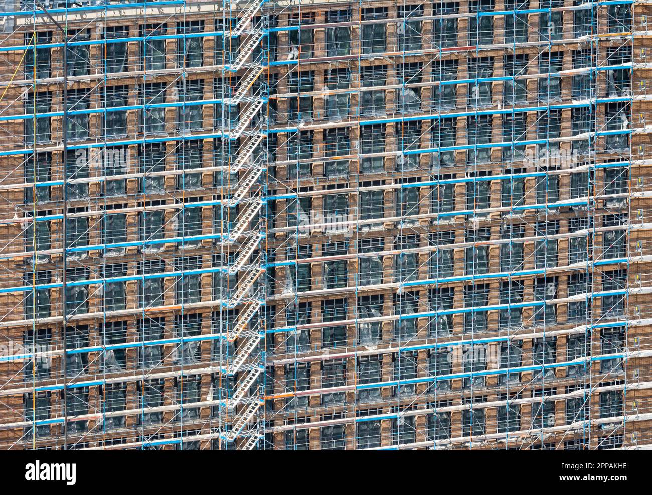 Baustelle mit einem Gerüst an der Fassade eines hohen Hauses Stockfoto